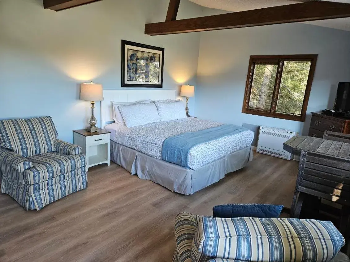 King Suite with Balcony in Boundary Waters Resort & Marina King Suite with Balcony in Boundary Waters Resort & Marina