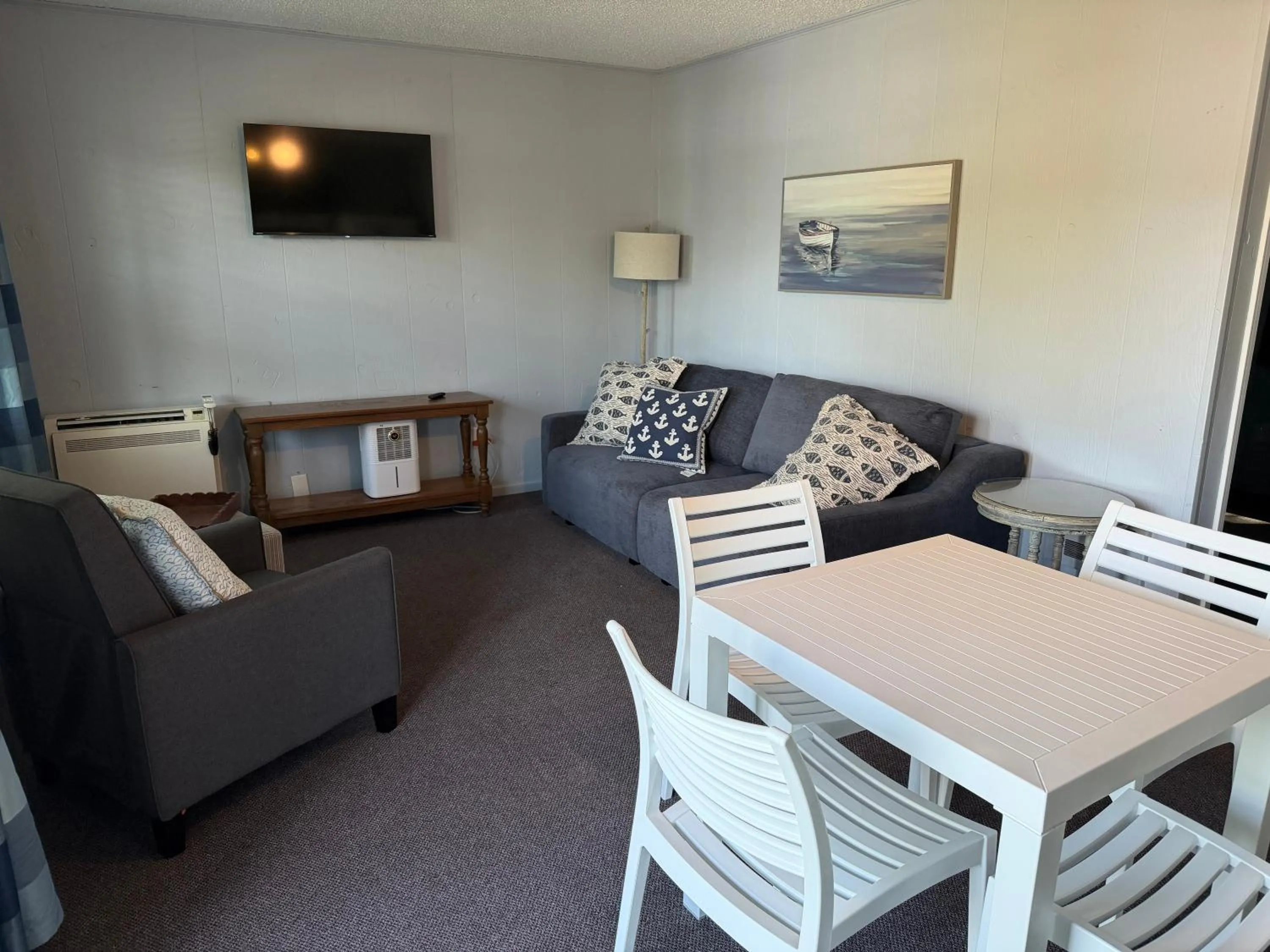 Queen Suite in Boundary Waters Resort & Marina