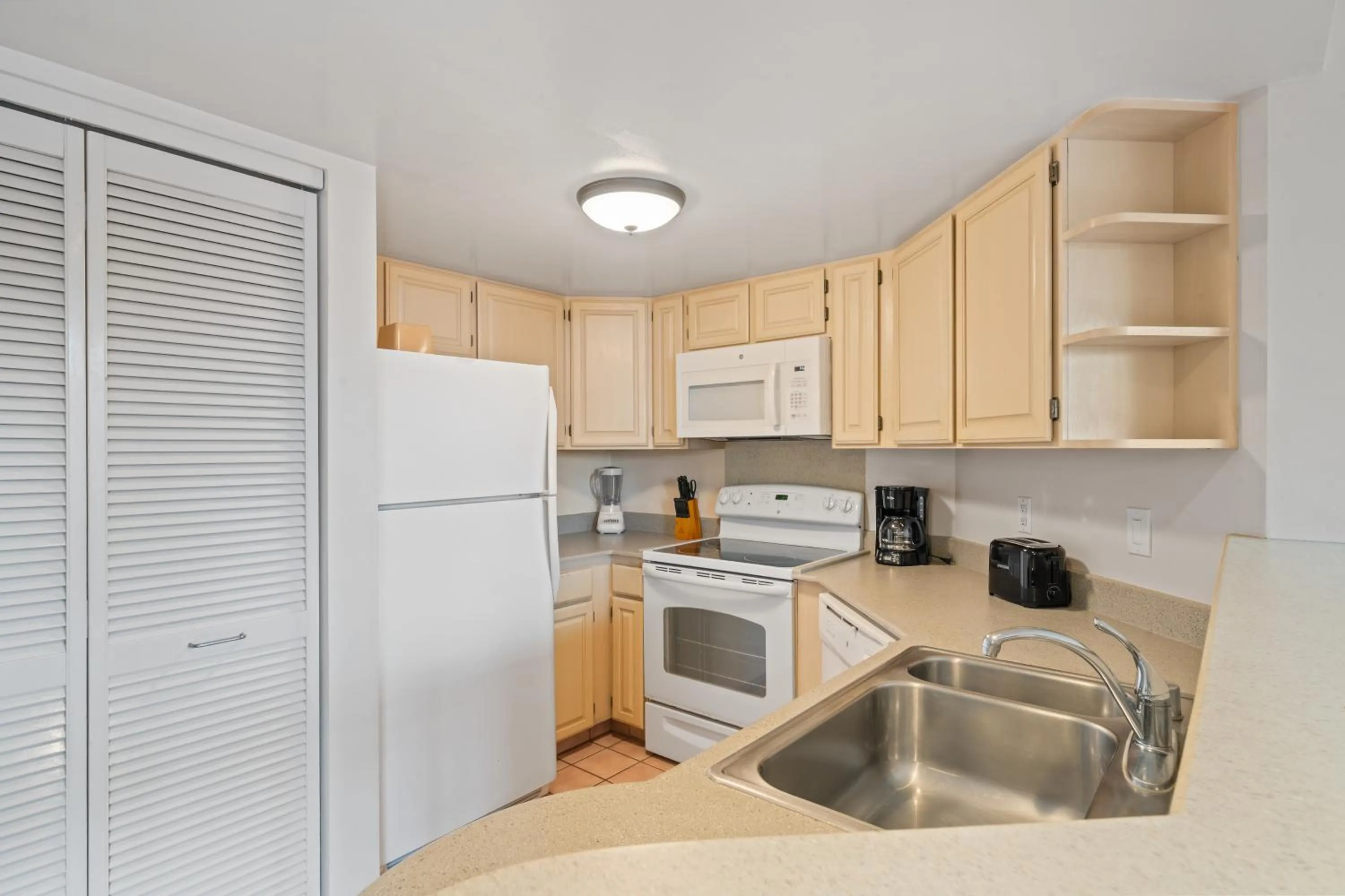 Coffee/tea facilities in Kahana Falls Resort