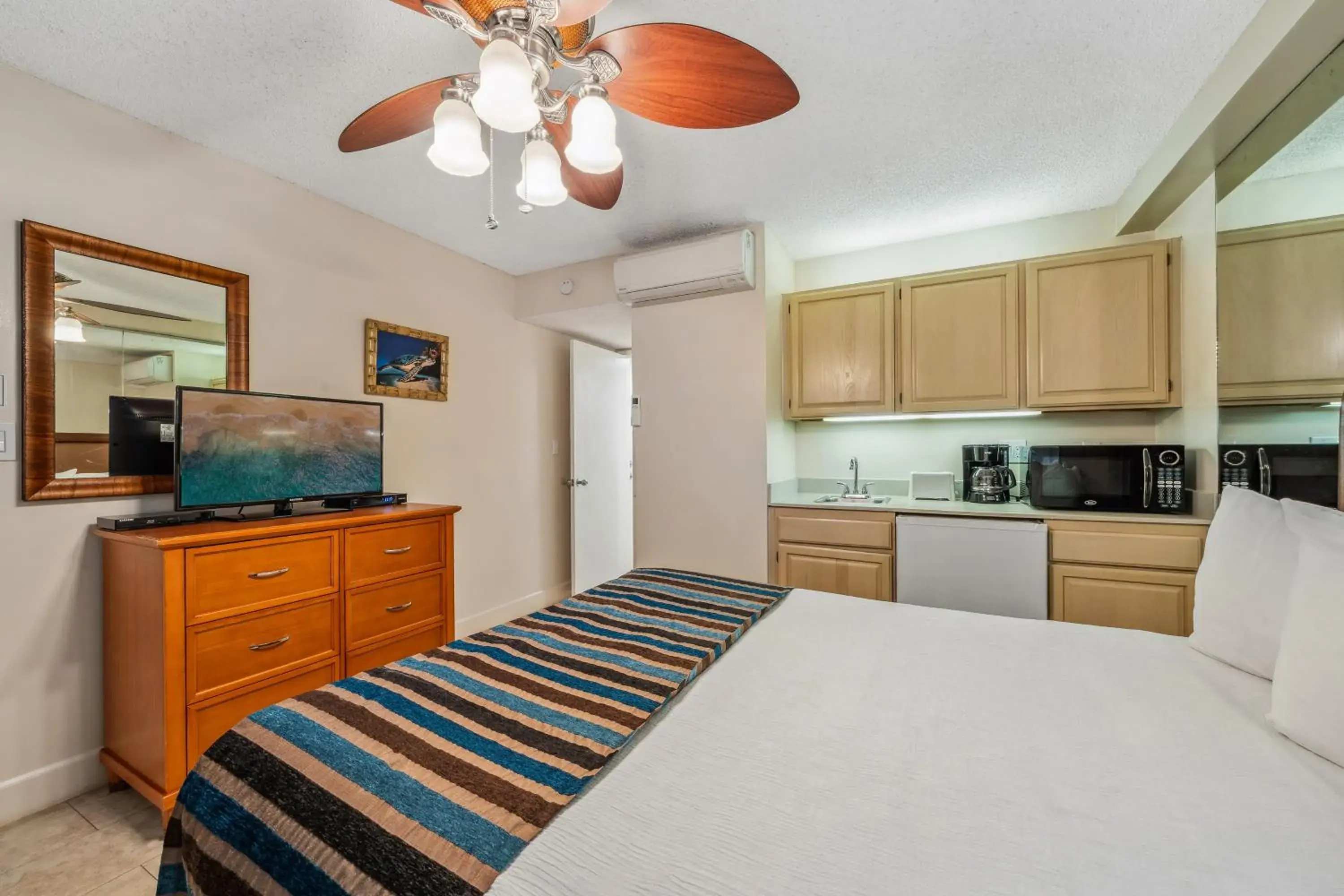 Bed in Kahana Falls Resort Bed in Kahana Falls Resort