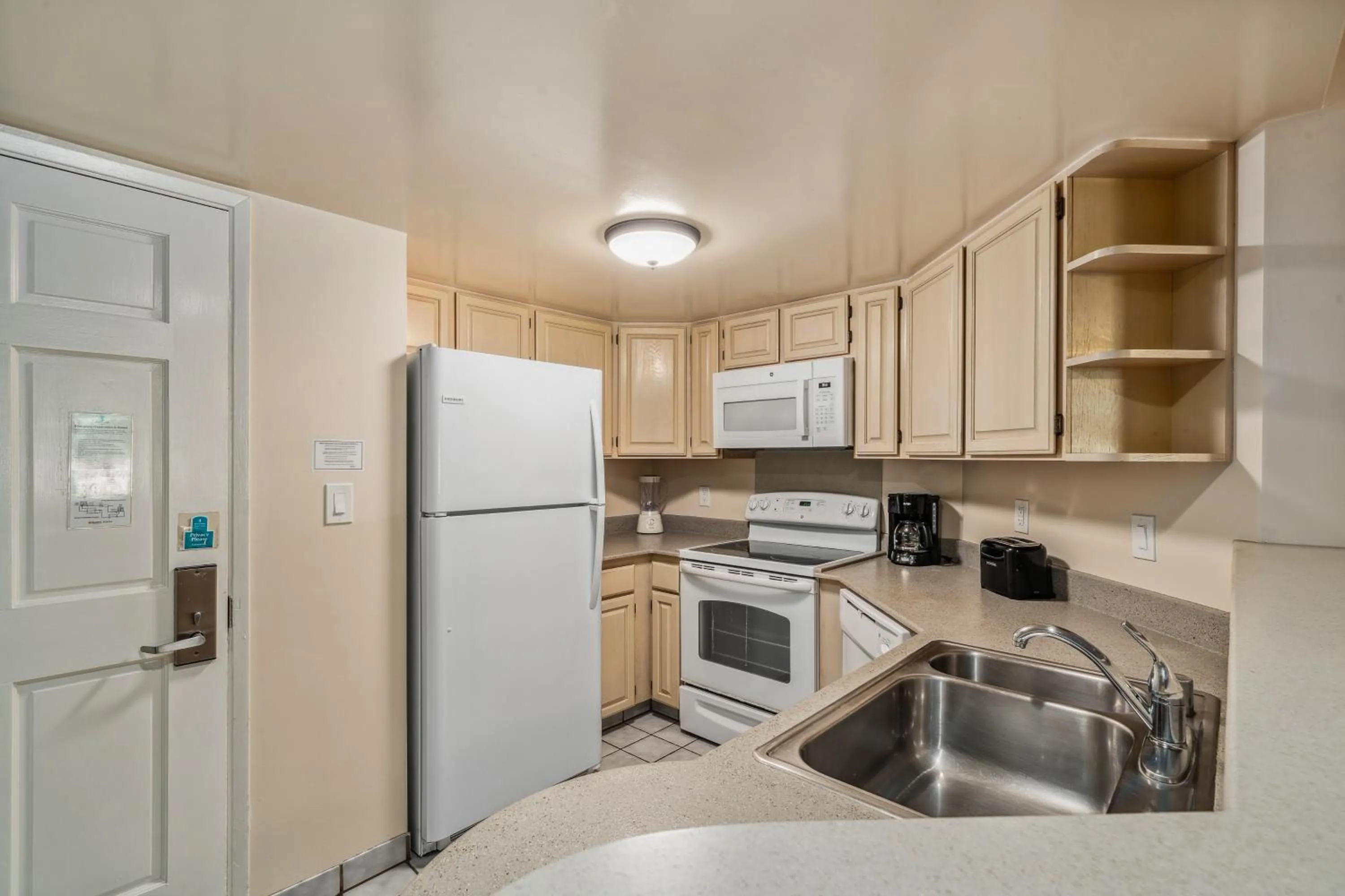Kitchen or kitchenette in Kahana Falls Resort