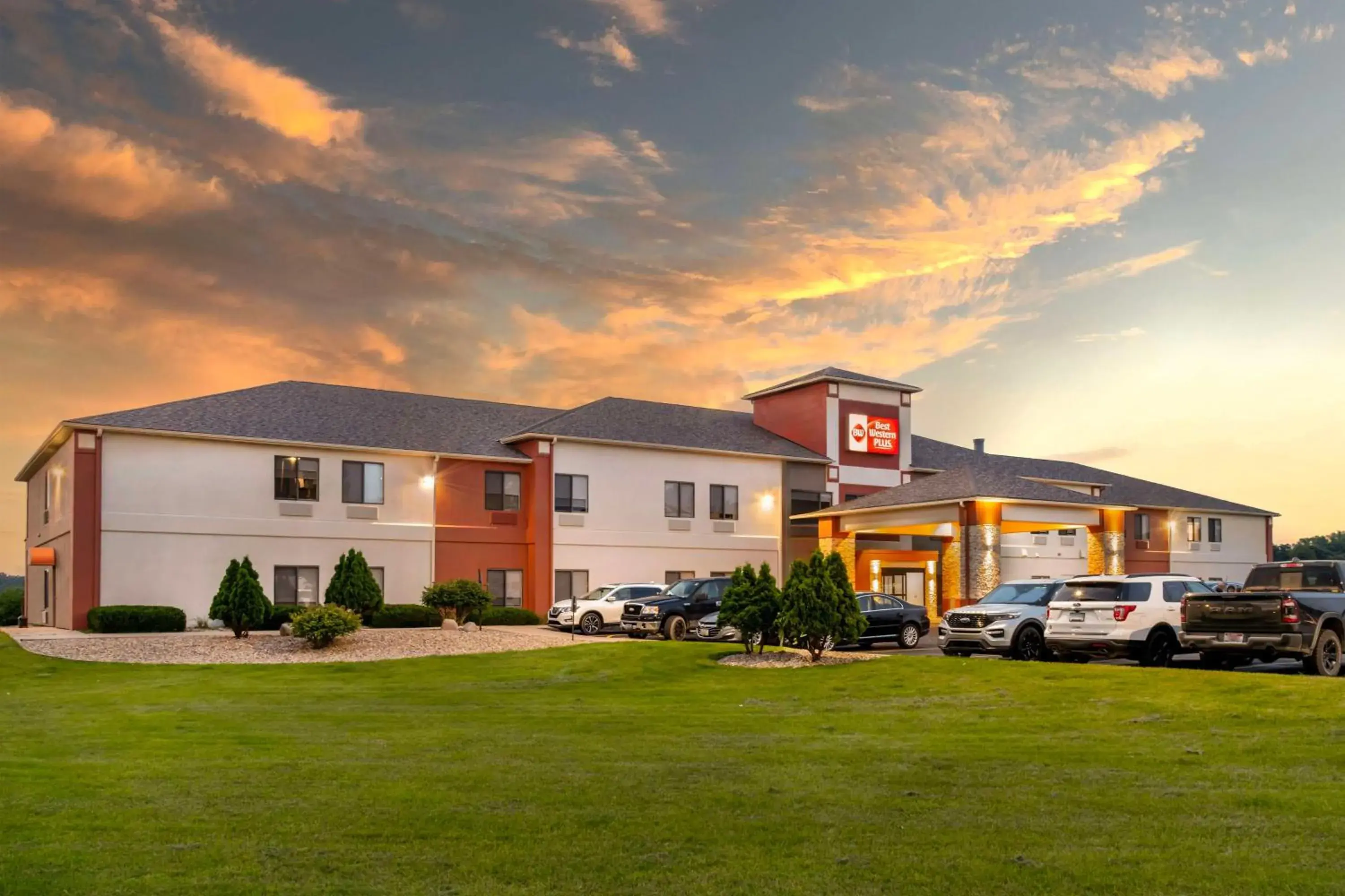 Property building in Best Western Plus Albert Lea I-90/I-35 Hotel Property building in Best Western Plus Albert Lea I-90/I-35 Hotel