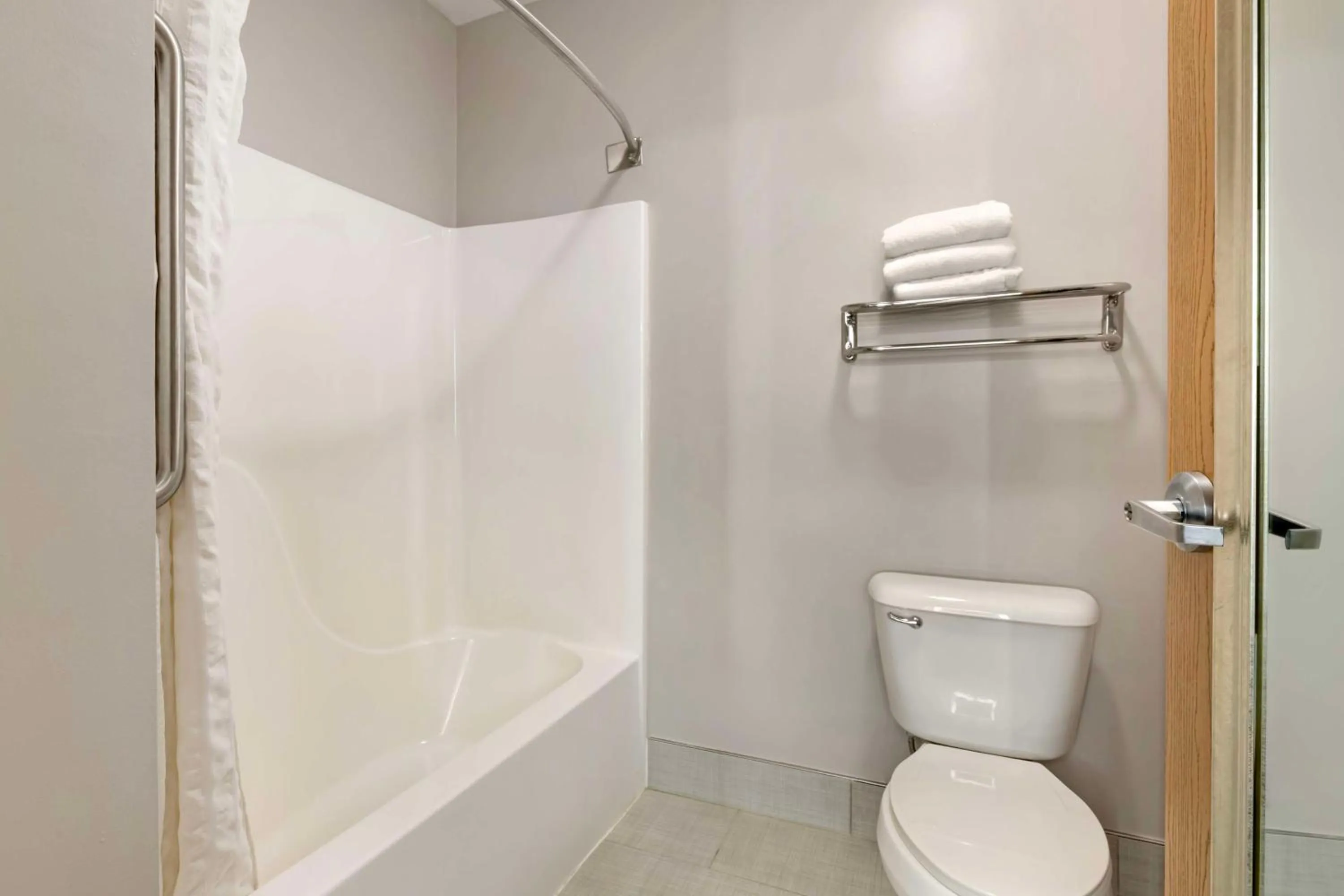 Bathroom in Best Western Plus Albert Lea I-90/I-35 Hotel