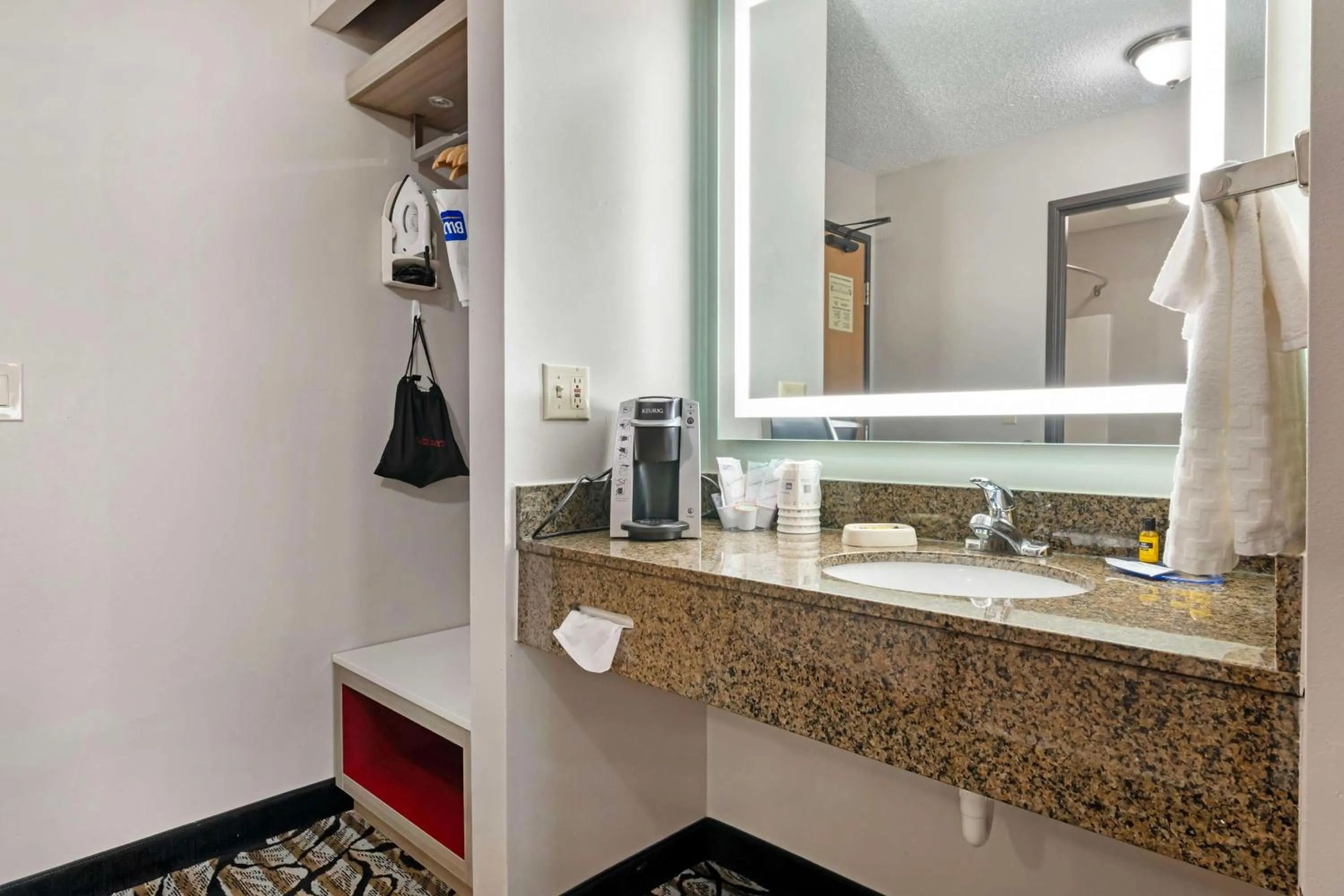 Bathroom in Best Western Plus Albert Lea I-90/I-35 Hotel