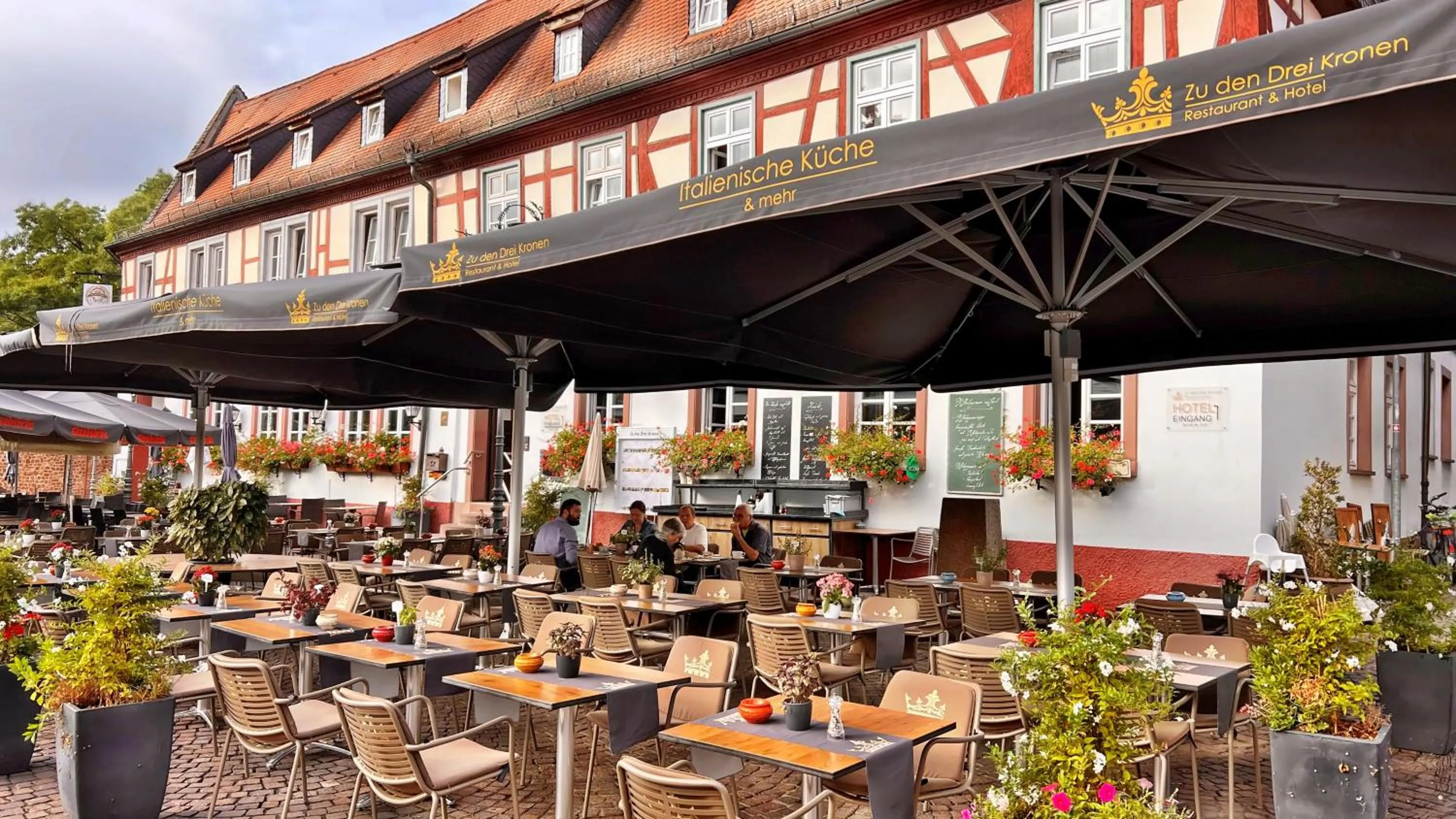 Property building in Hotel Zu den Drei Kronen