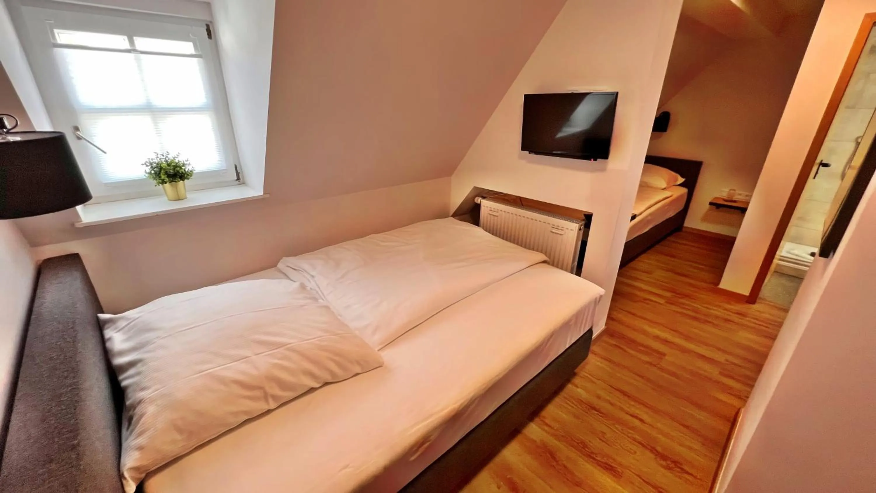 Bed in Hotel Zu den Drei Kronen