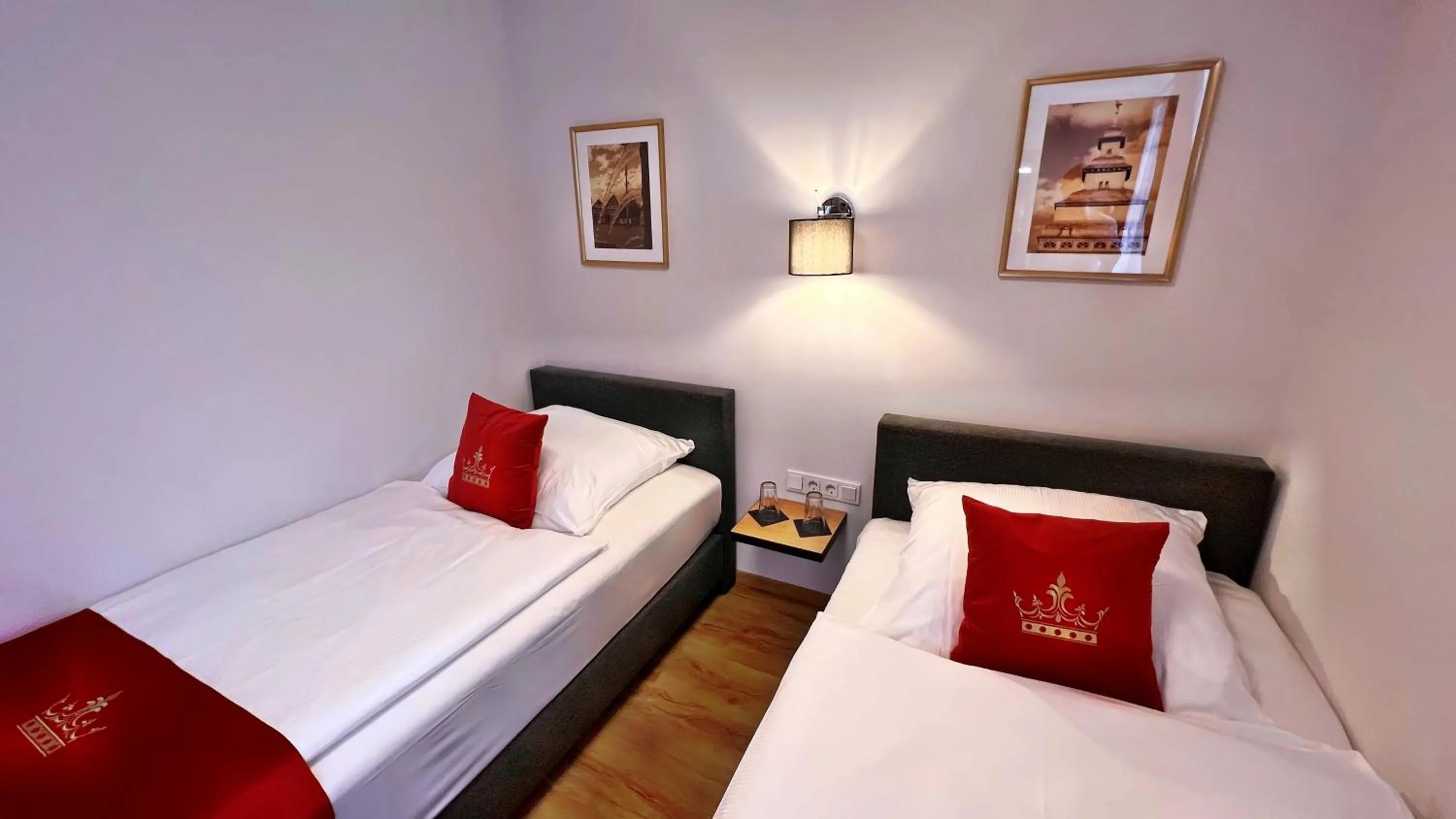 Bed in Hotel Zu den Drei Kronen