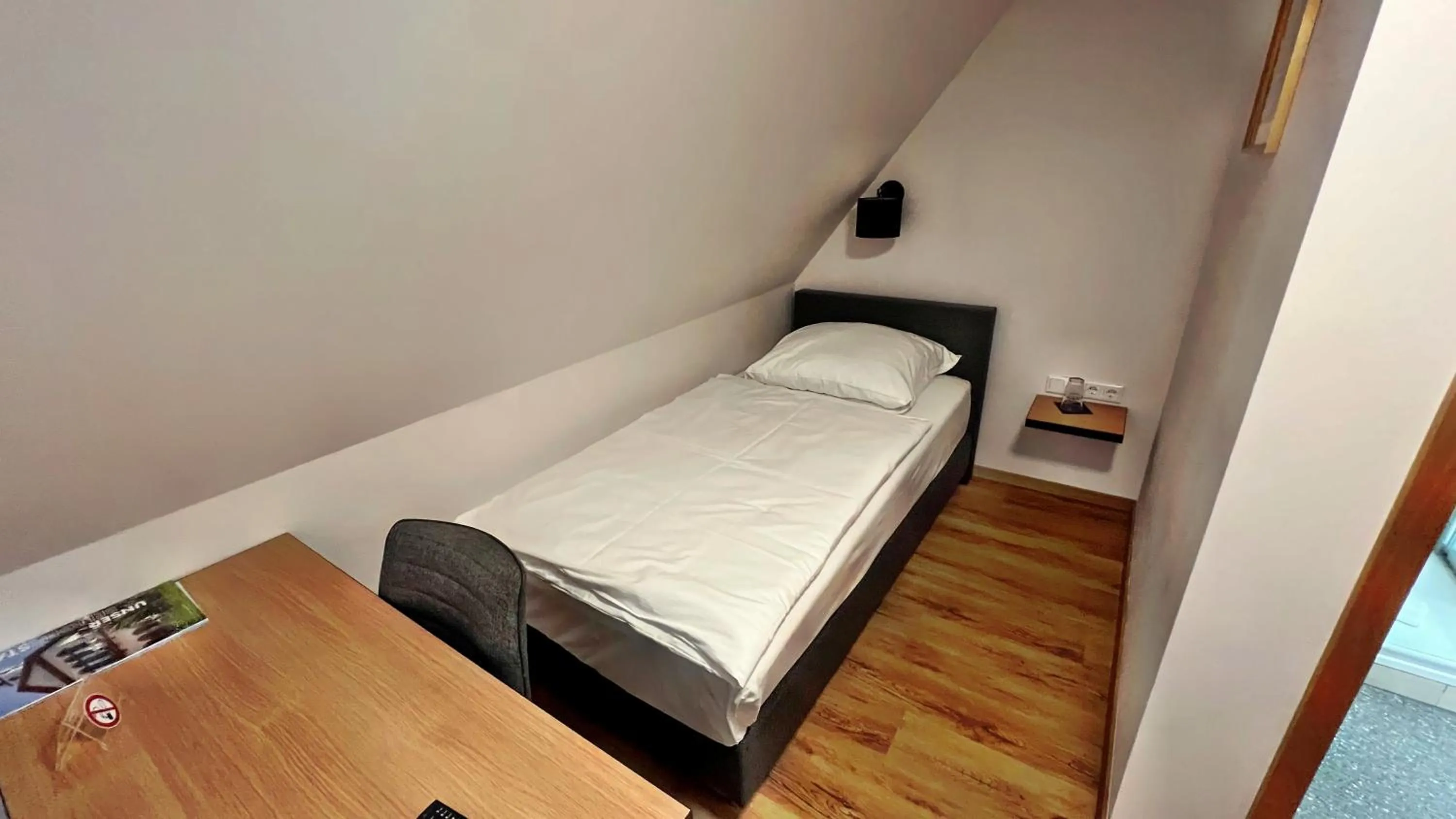 Bed in Hotel Zu den Drei Kronen