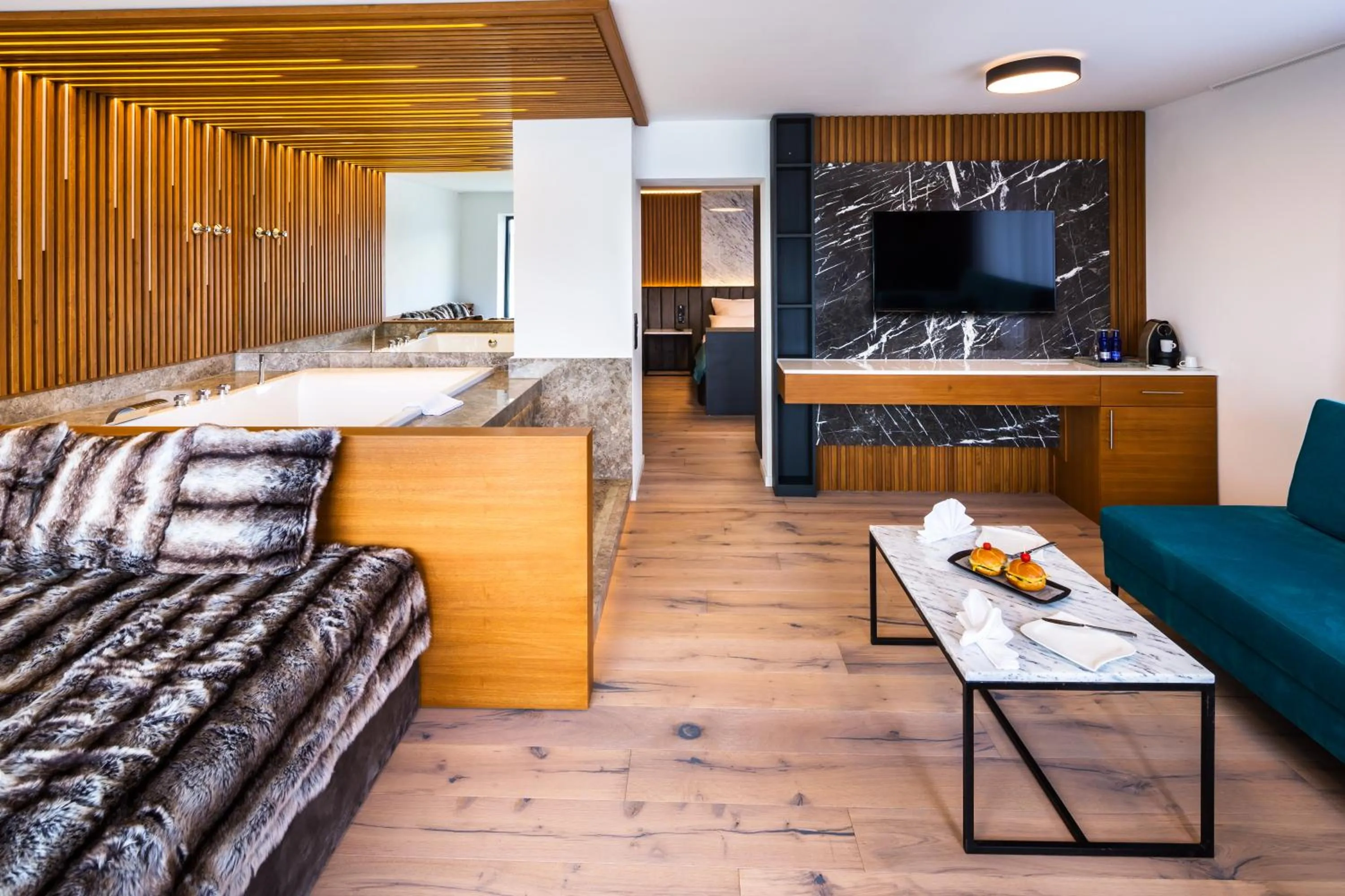 Living room, Bed in Hotel am Hopfensee