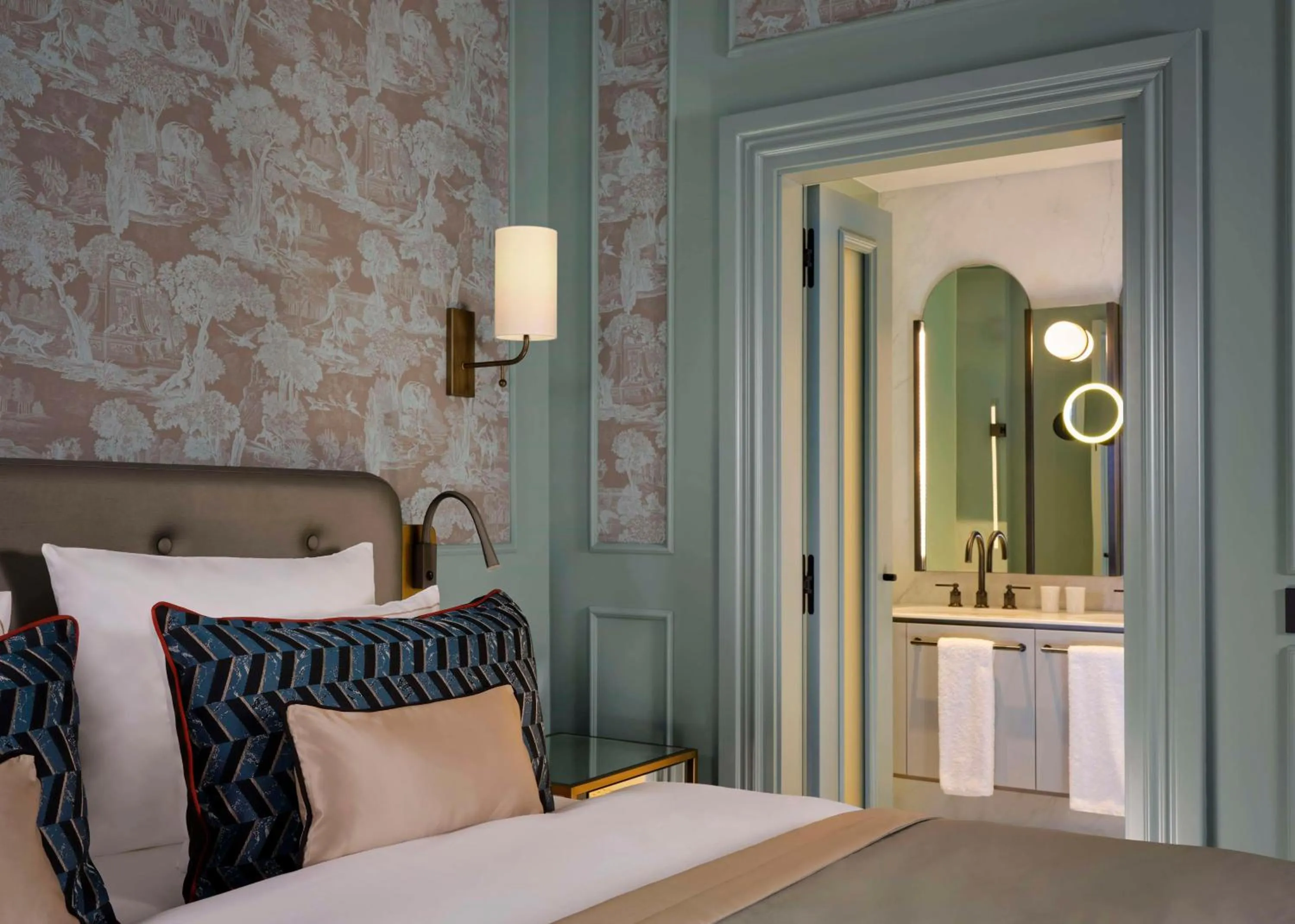 Property building, Bed in Hotel Taschenbergpalais Kempinski