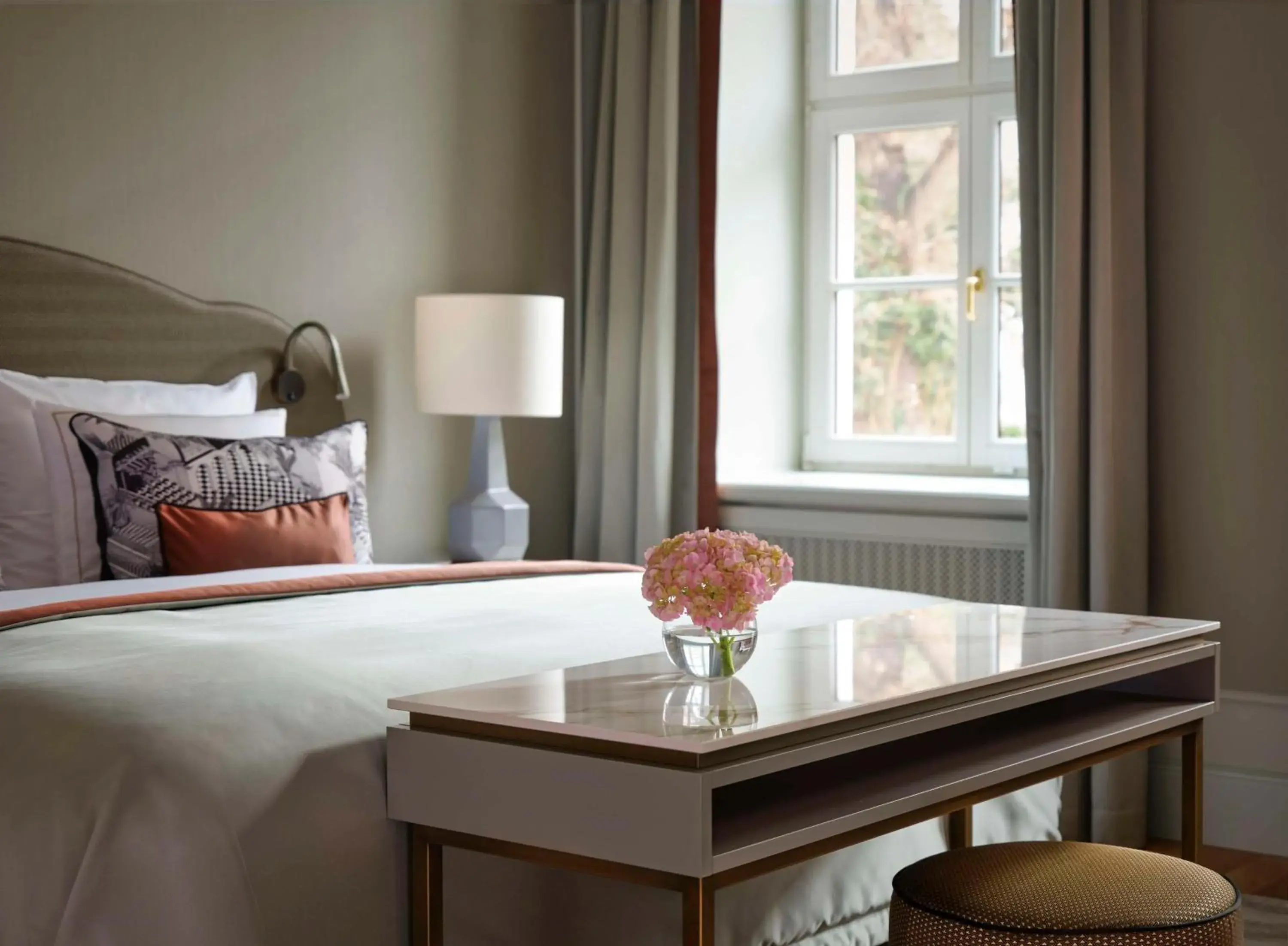 Property building, Bed in Hotel Taschenbergpalais Kempinski Property building, Bed in Hotel Taschenbergpalais Kempinski