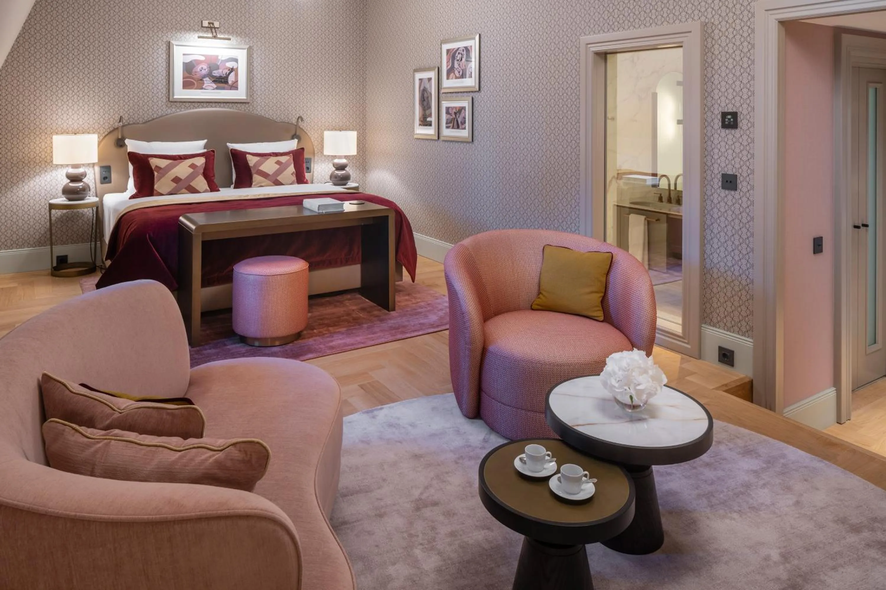 Living room, Bed in Hotel Taschenbergpalais Kempinski