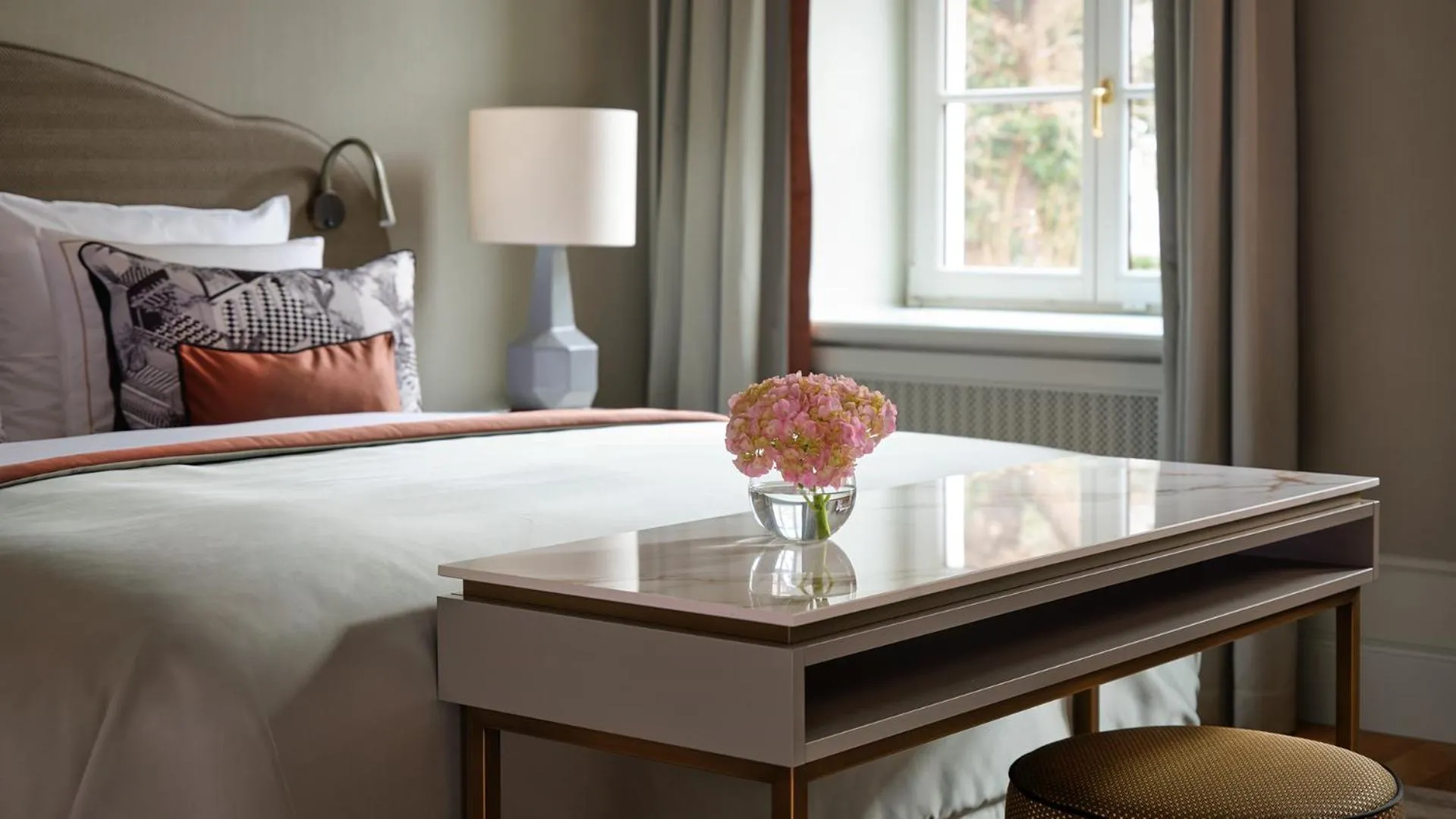 Bed in Hotel Taschenbergpalais Kempinski