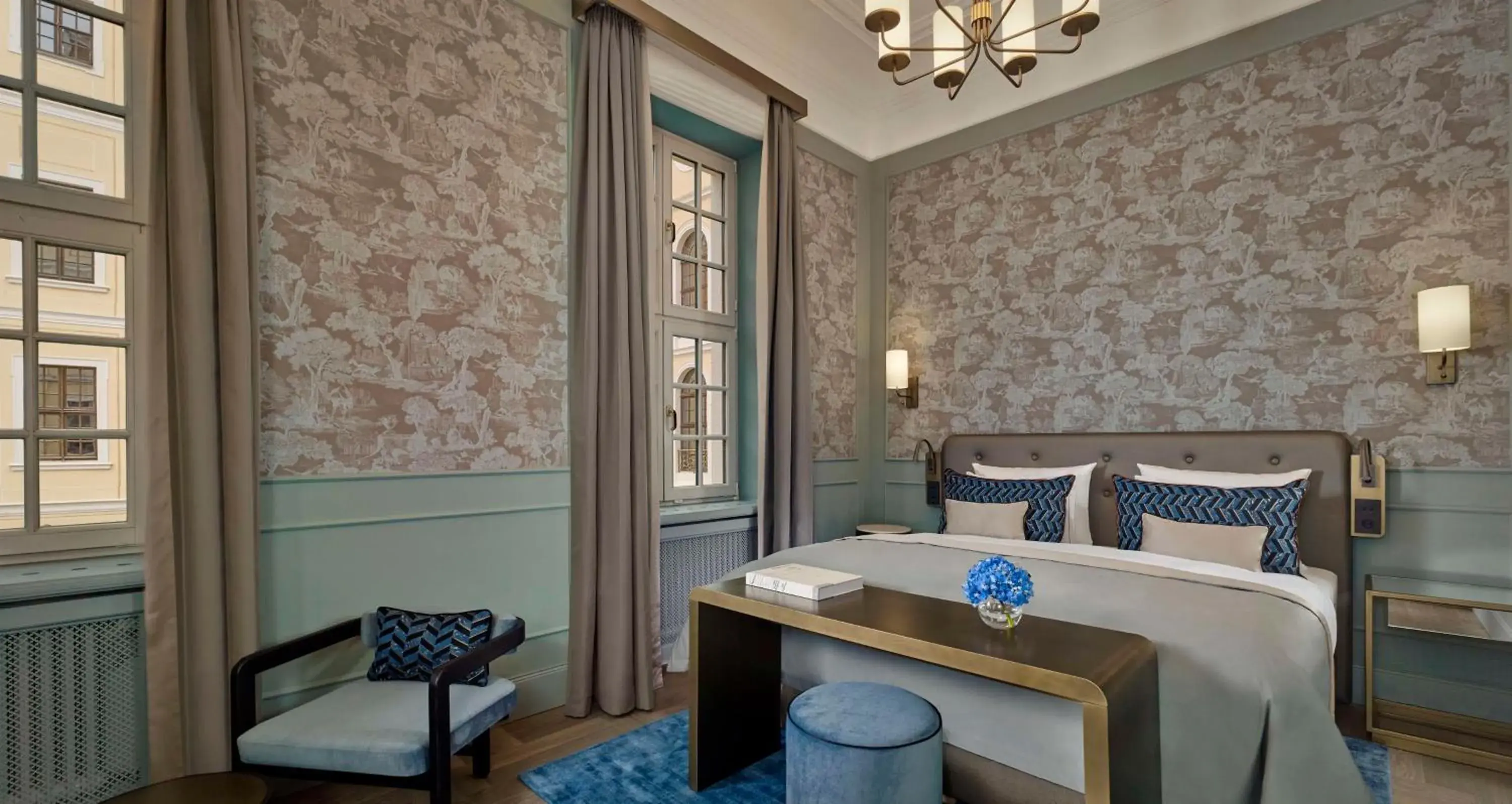 Property building, Bed in Hotel Taschenbergpalais Kempinski Property building, Bed in Hotel Taschenbergpalais Kempinski