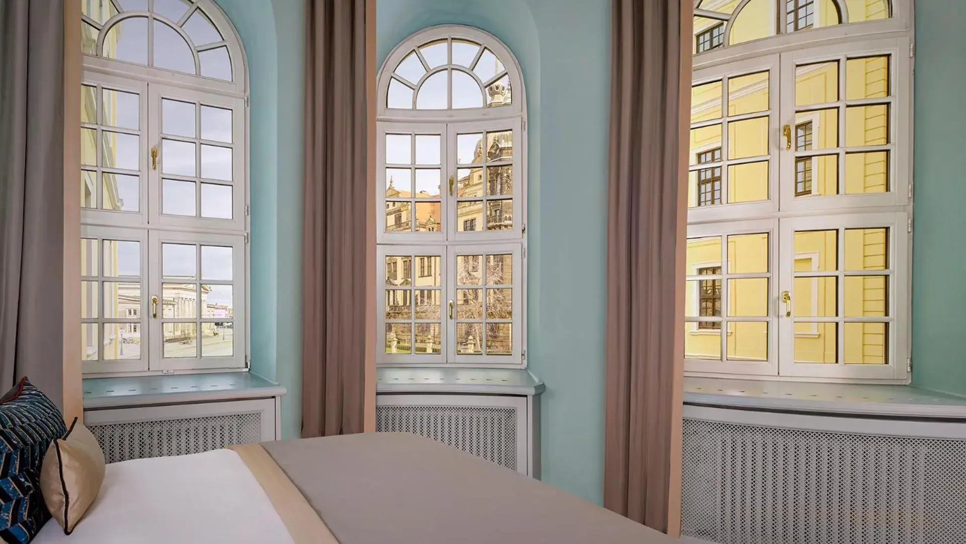 View (from property/room), Bed in Hotel Taschenbergpalais Kempinski View (from property/room), Bed in Hotel Taschenbergpalais Kempinski