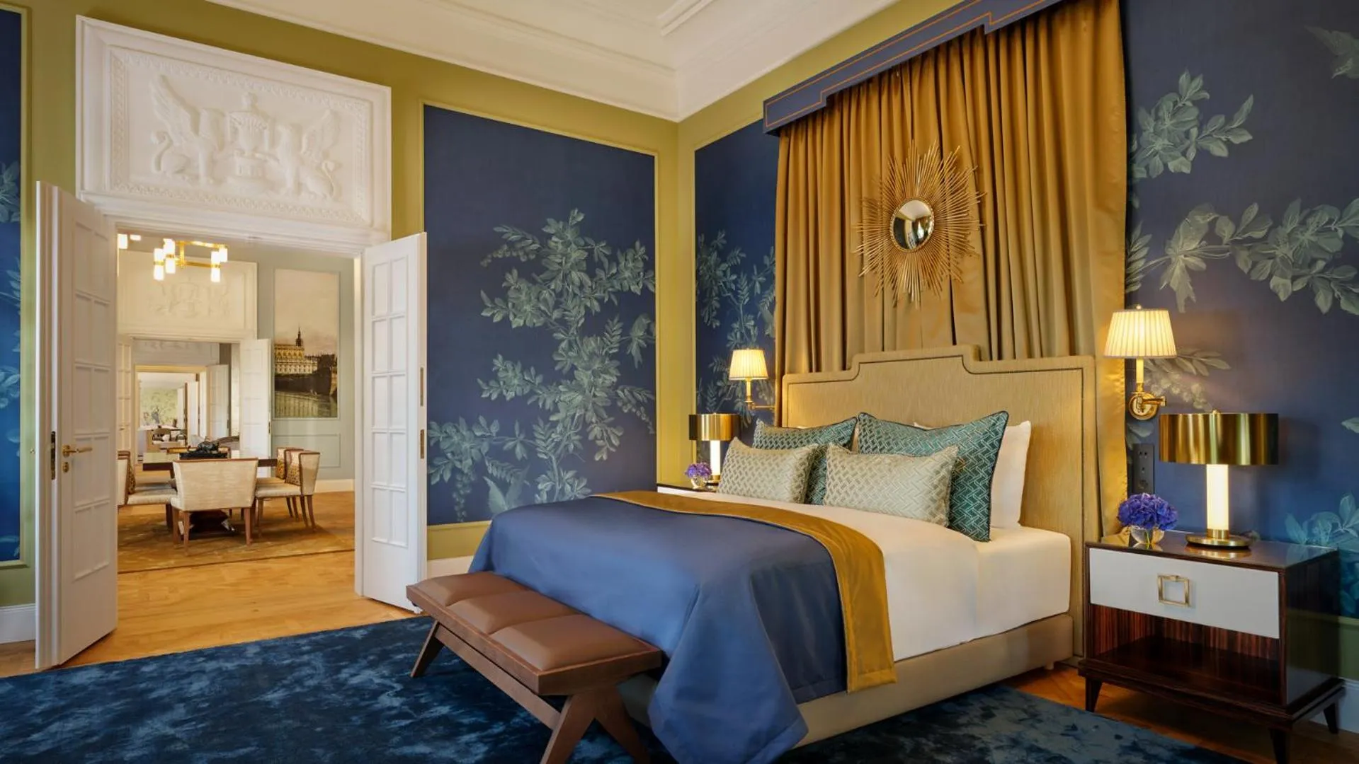 Bed in Hotel Taschenbergpalais Kempinski