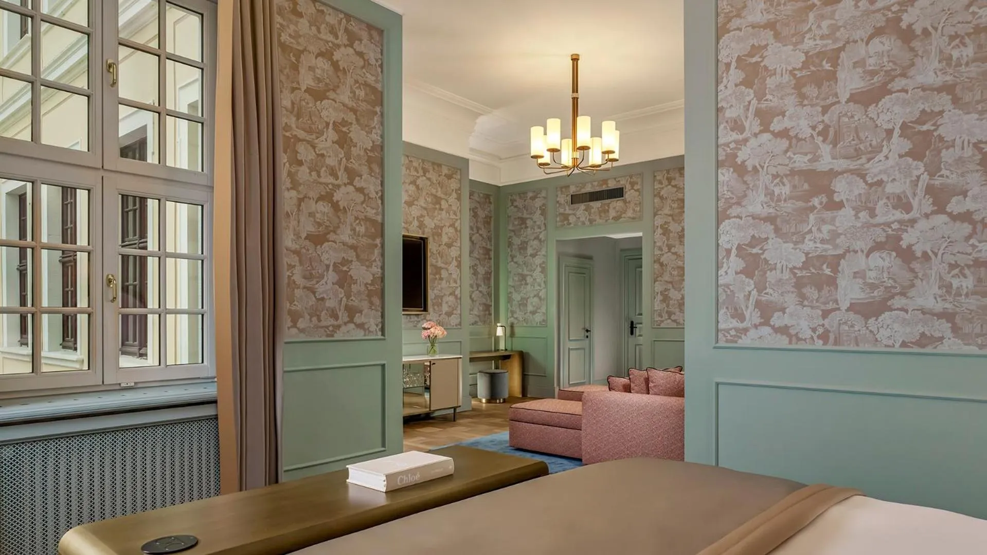 Bed in Hotel Taschenbergpalais Kempinski