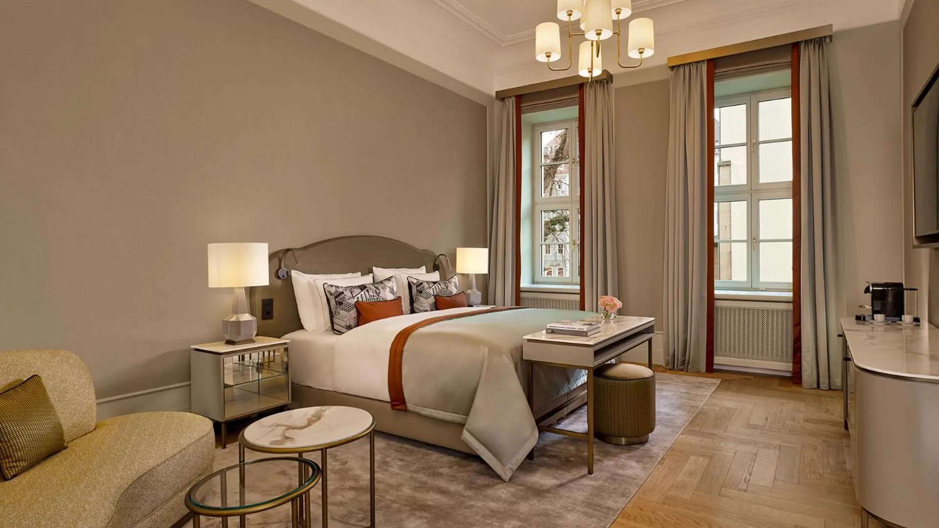 Bedroom, Bed in Hotel Taschenbergpalais Kempinski