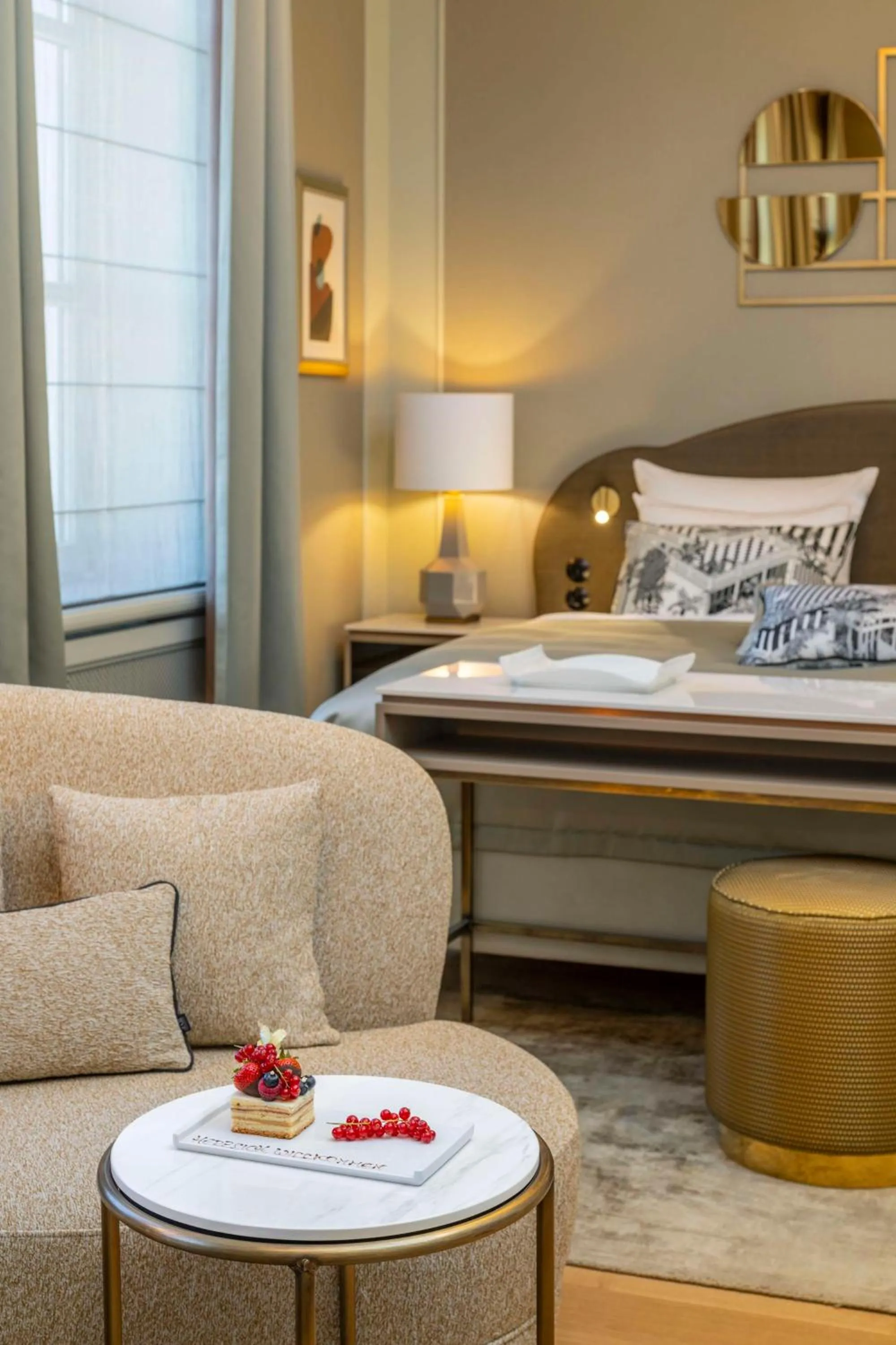 Bedroom, Bed in Hotel Taschenbergpalais Kempinski