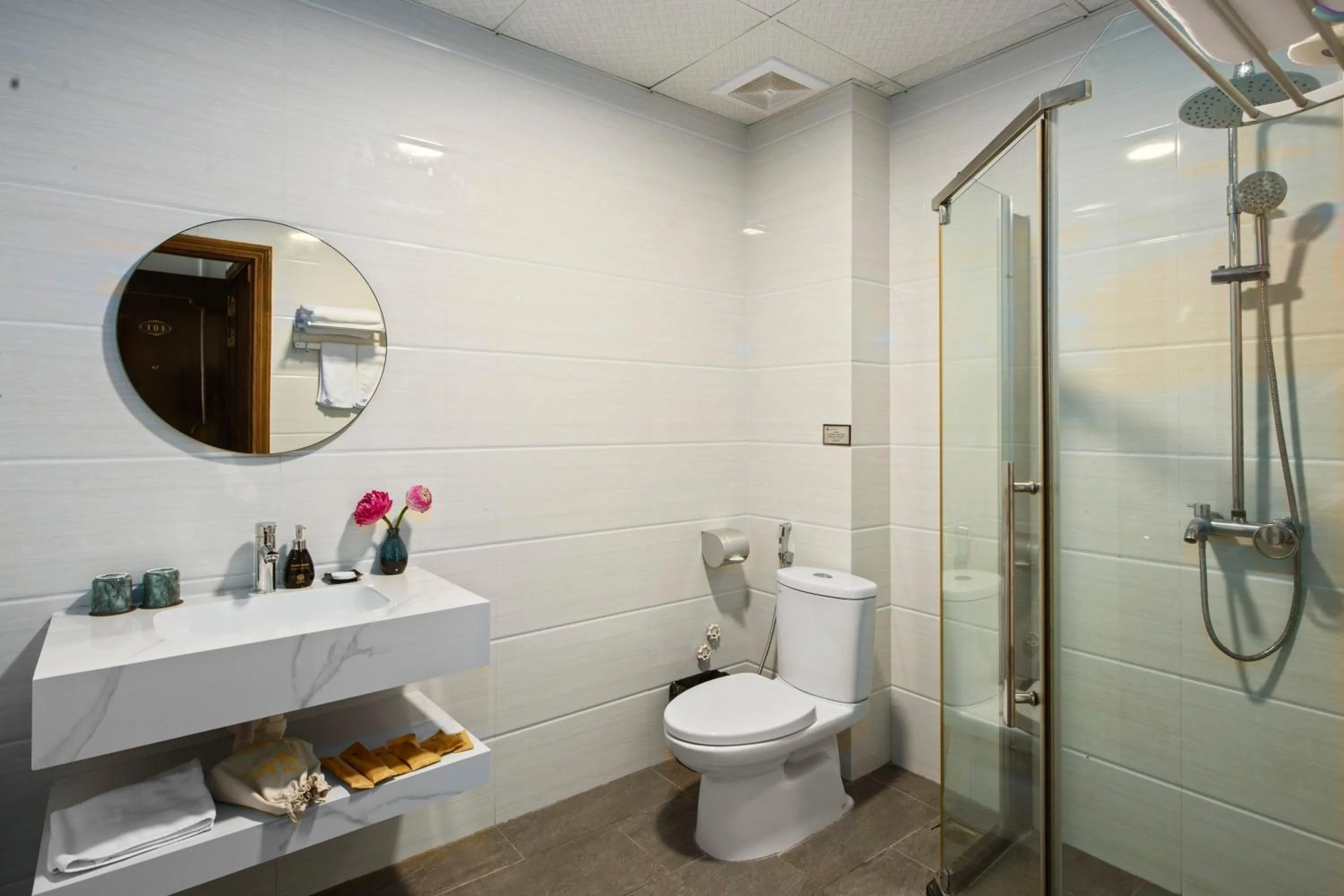 Shower in San Premium Hotel