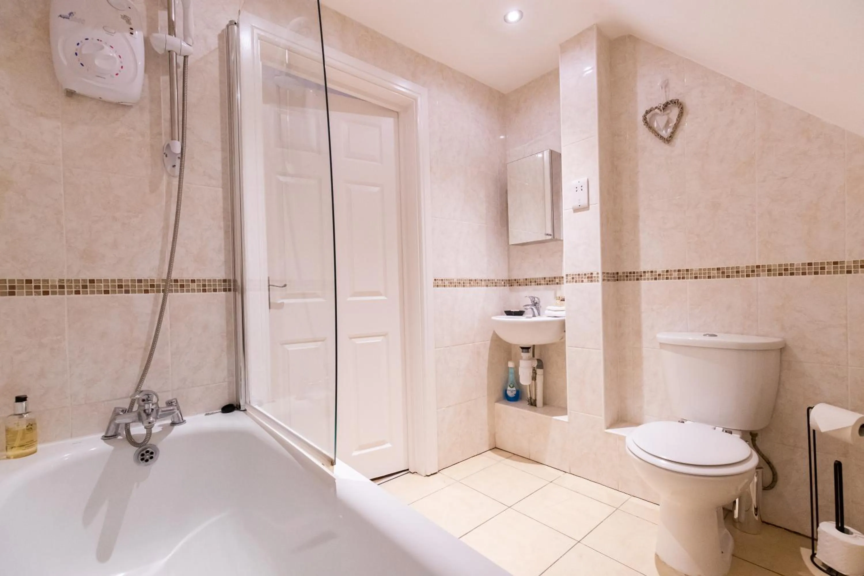 Bathroom in 2 Bedroom Penthouse, Clockhouse, Hoddessdon