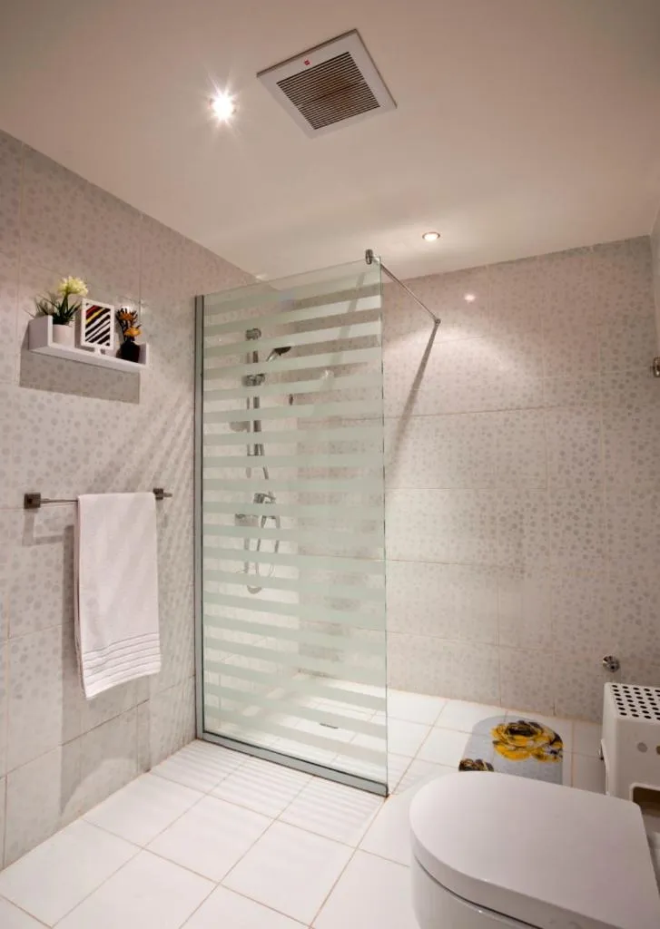 Shower in Executive Suites