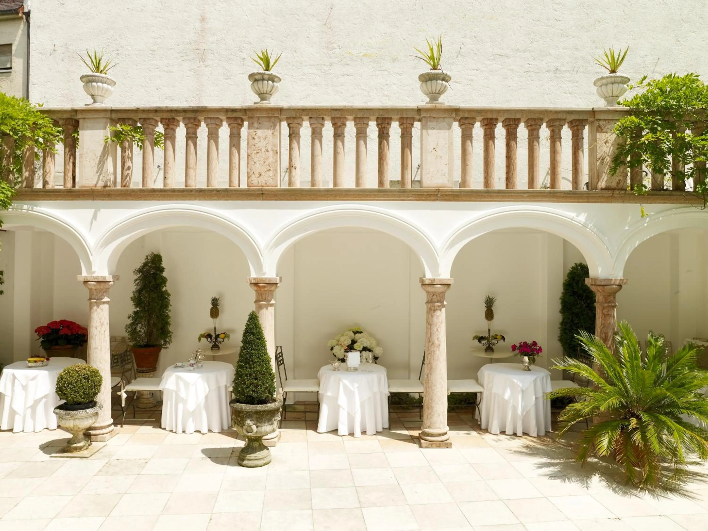 Restaurant/places to eat in Hotel Opera