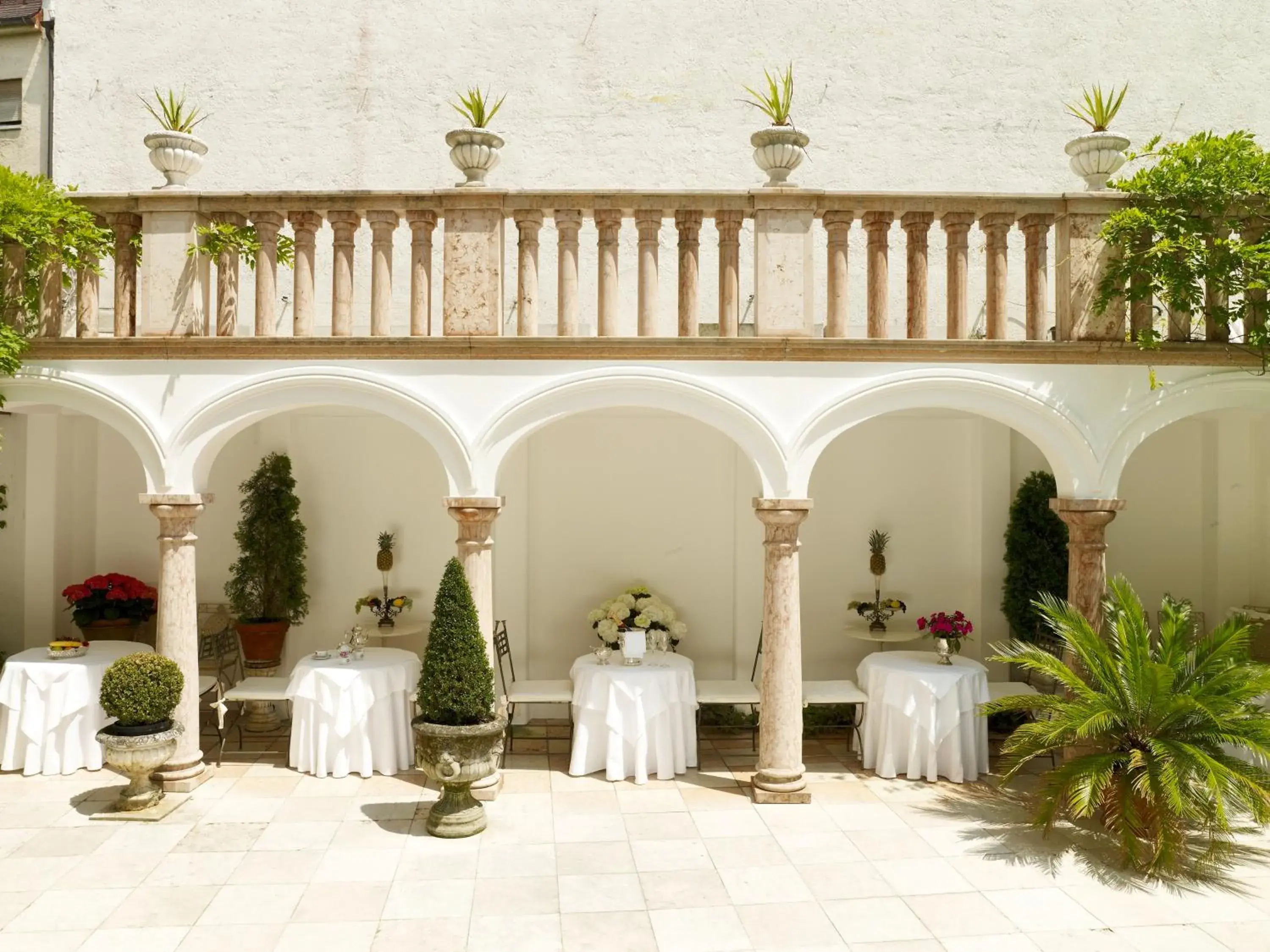 Restaurant/places to eat in Hotel Opera Restaurant/places to eat in Hotel Opera