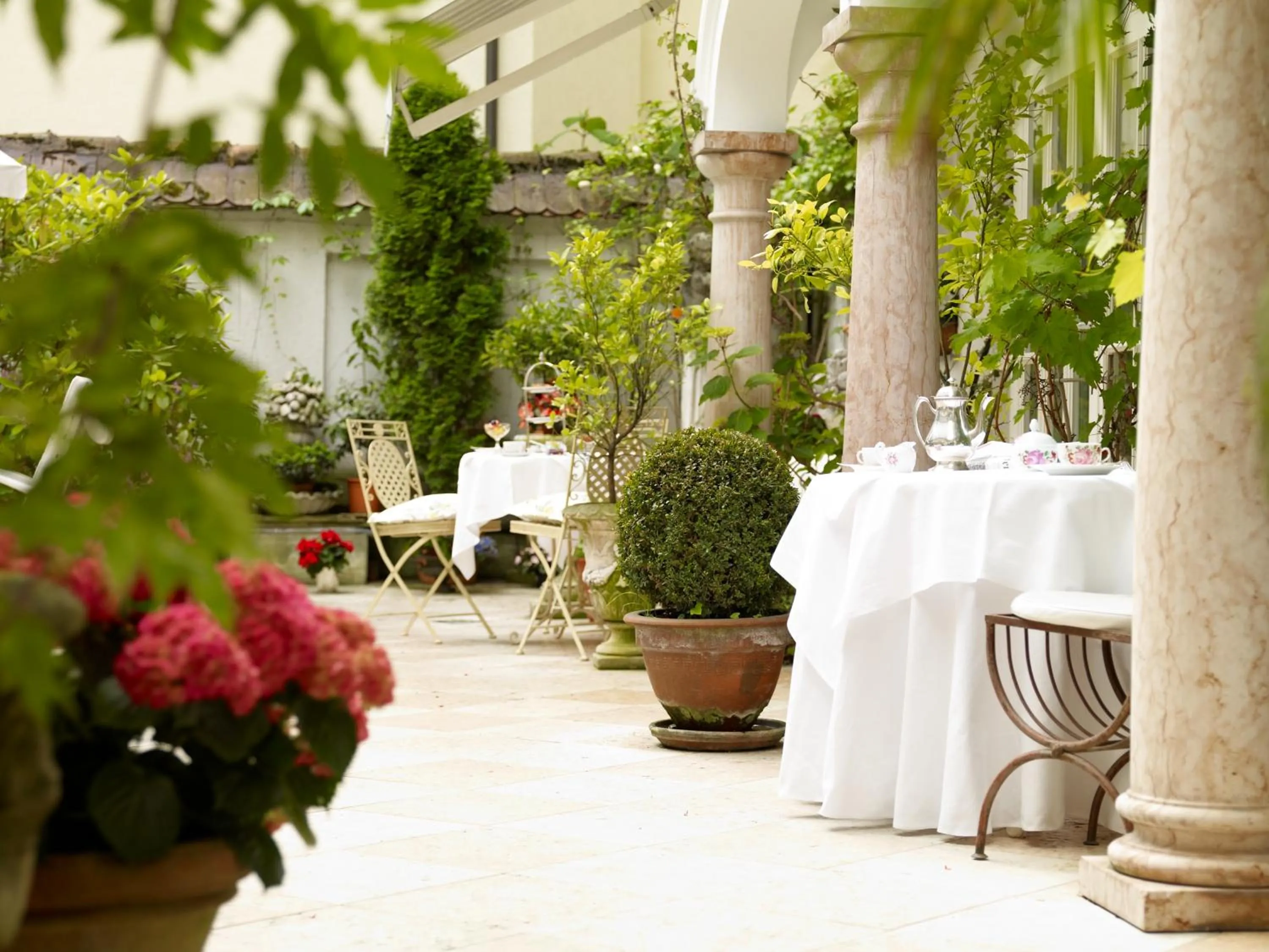 Restaurant/places to eat in Hotel Opera