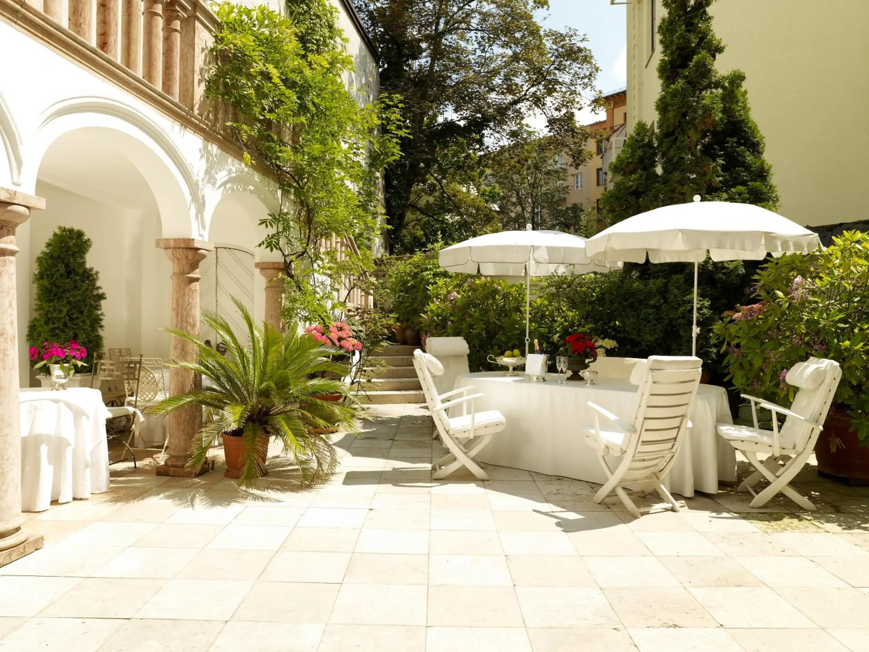 Restaurant/places to eat in Hotel Opera Restaurant/places to eat in Hotel Opera