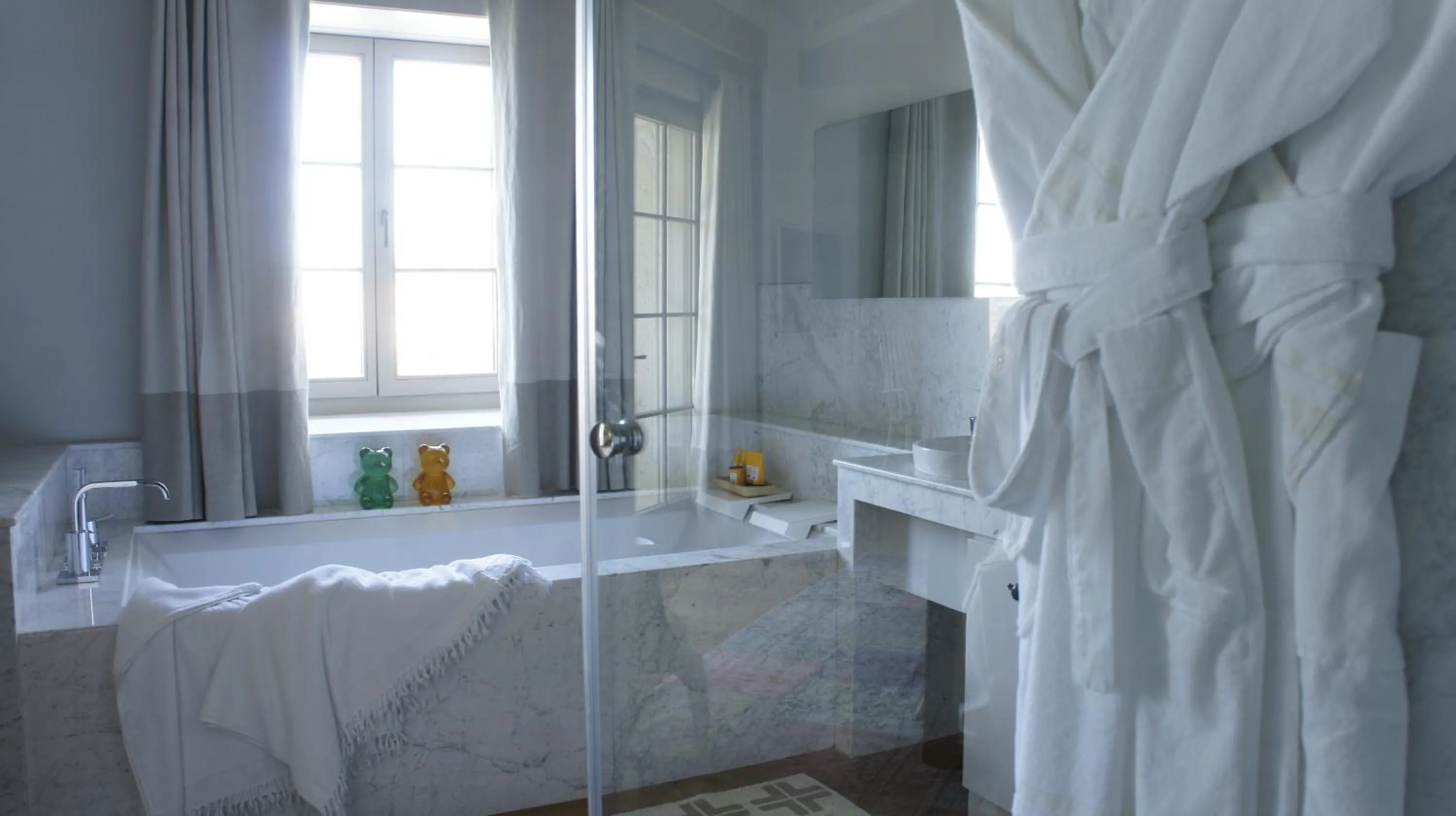 Bathroom, Bed in Alavya