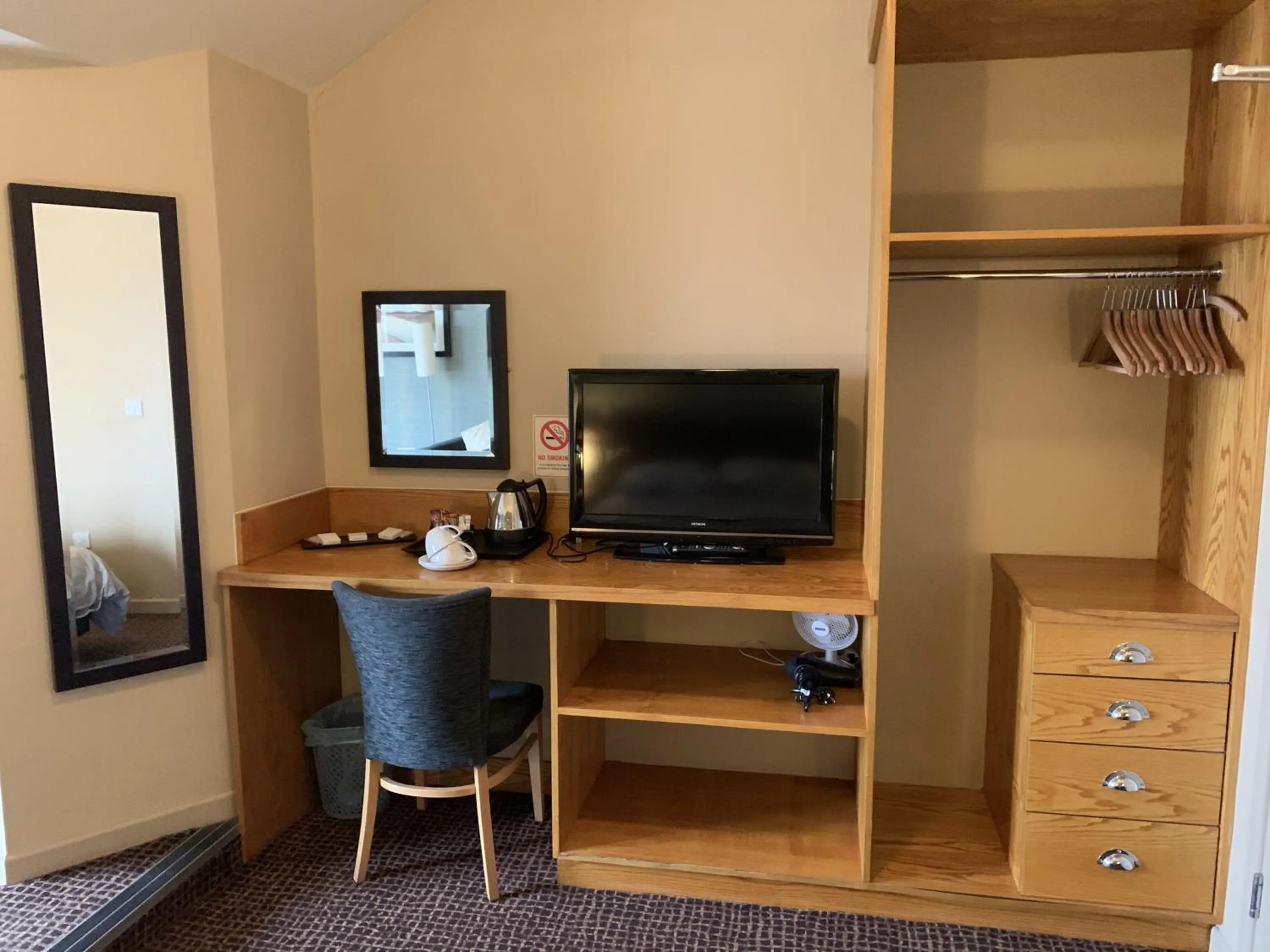 Bedroom, TV/Entertainment Center in The Railway Inn
