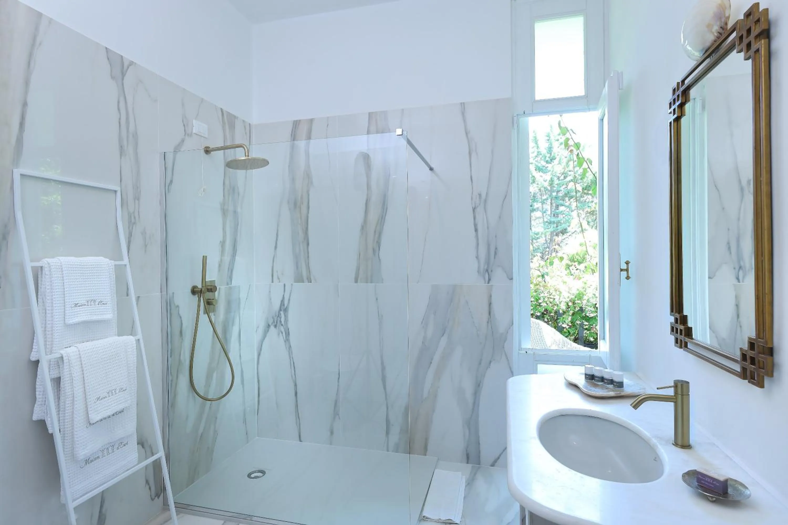 Shower in Maison D'Enrì