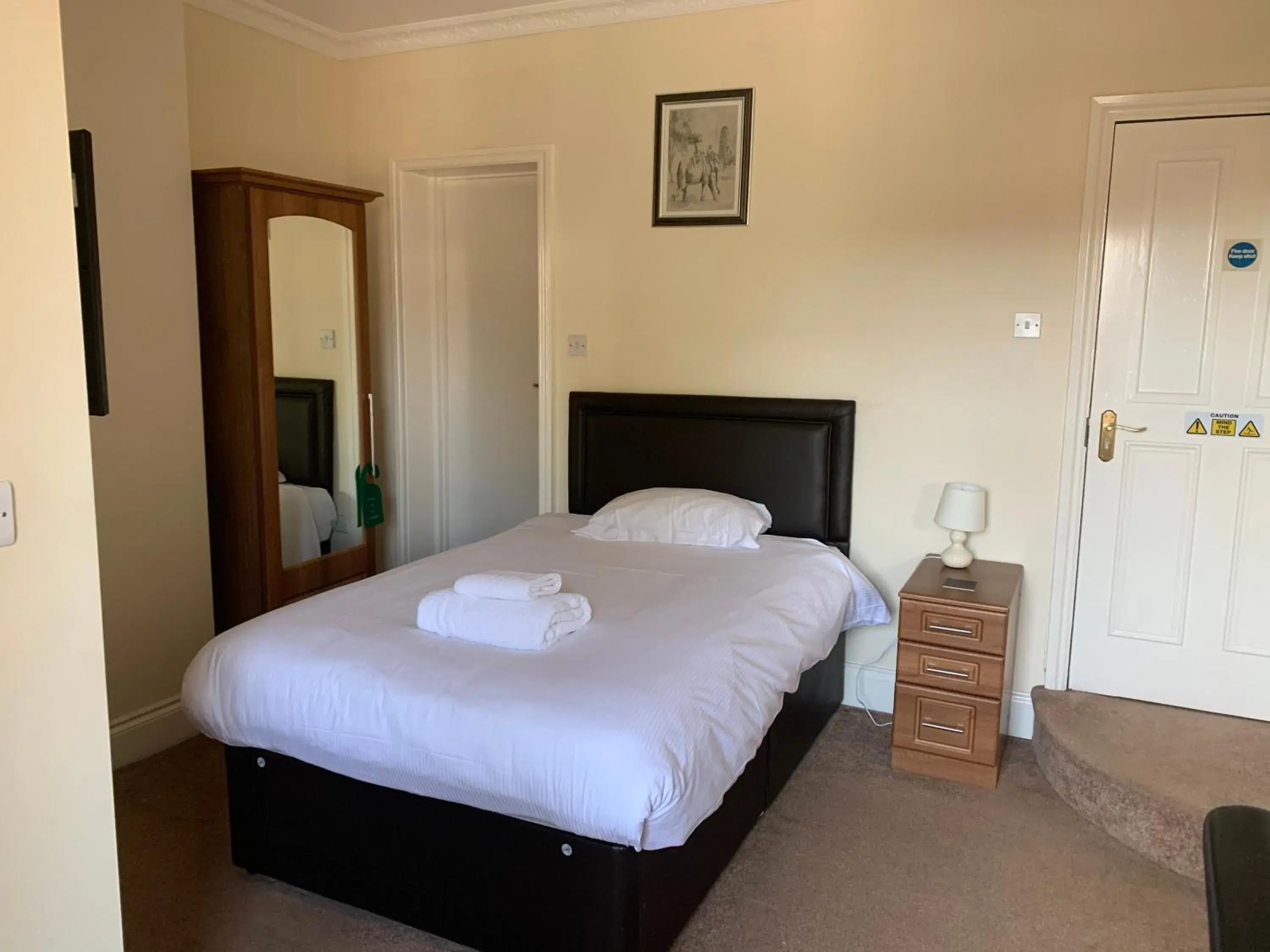 Large Single Room in The Lawns Guest House Large Single Room in The Lawns Guest House