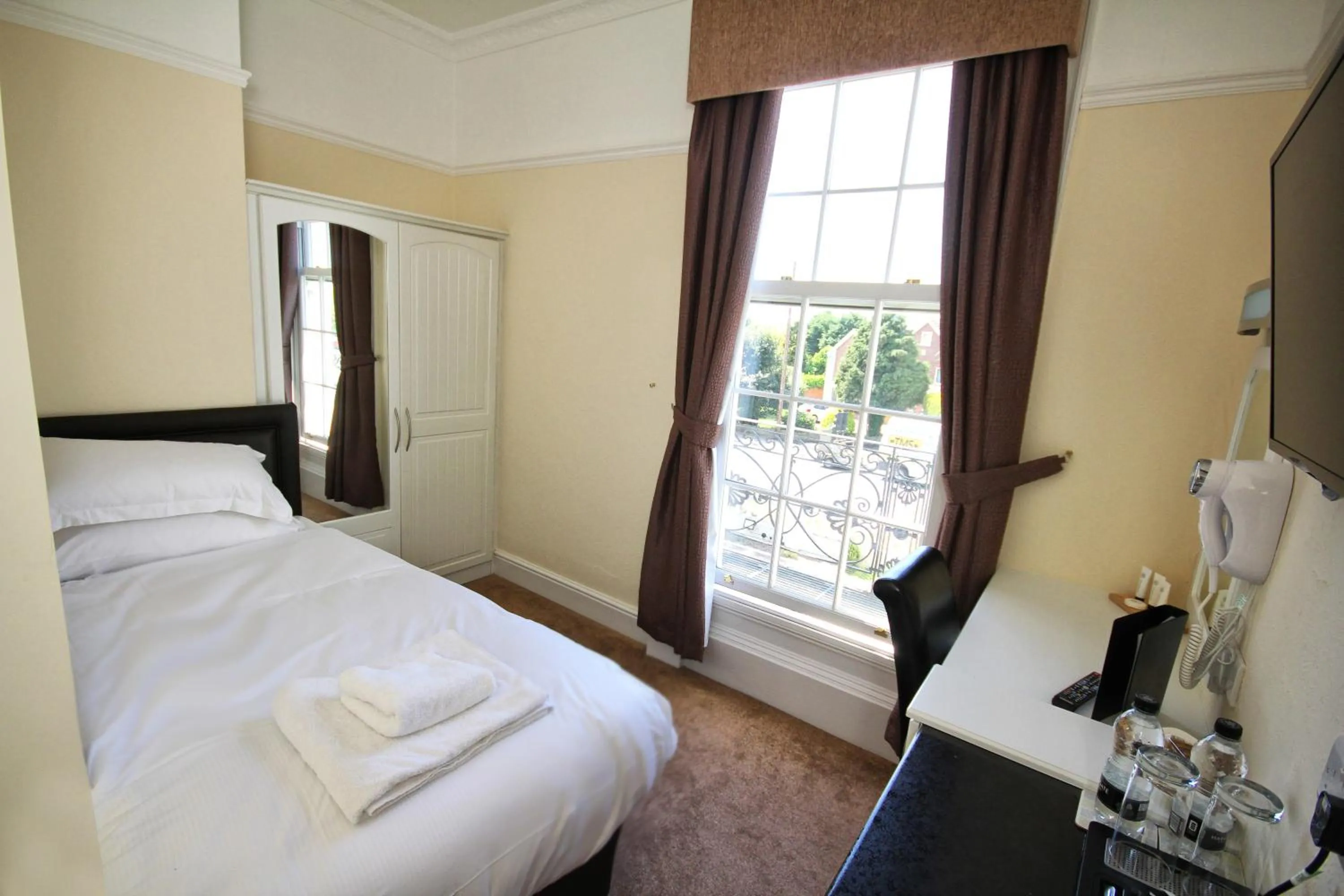 Photo of the whole room, Bed in The Lawns Guest House