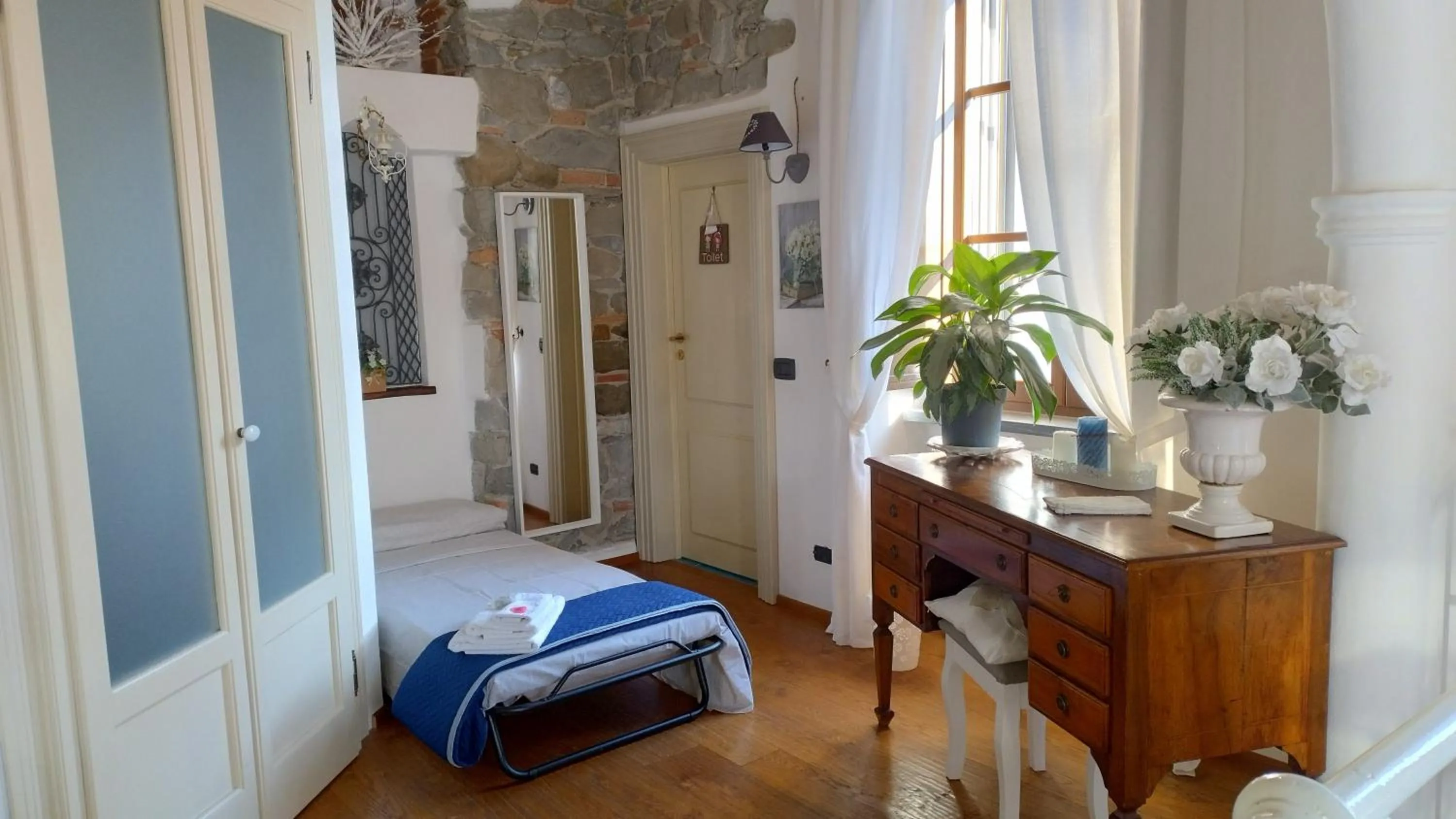 Bed in jasmine cottage