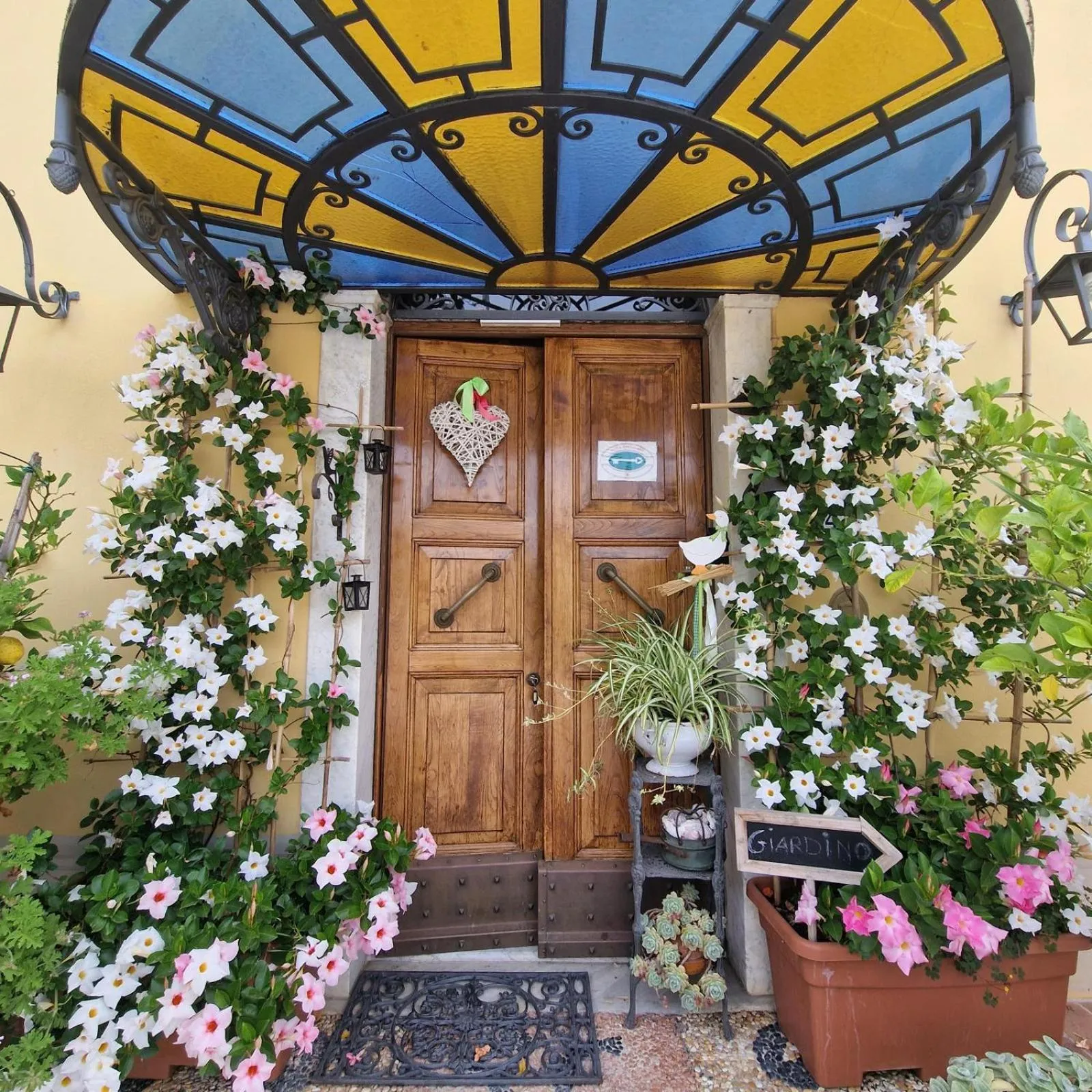 Facade/entrance in jasmine cottage