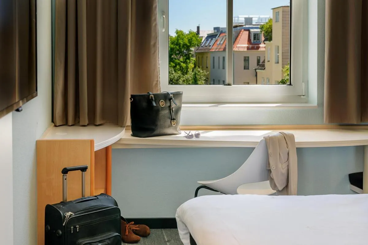Day, Bed in ibis Augsburg Koenigsplatz