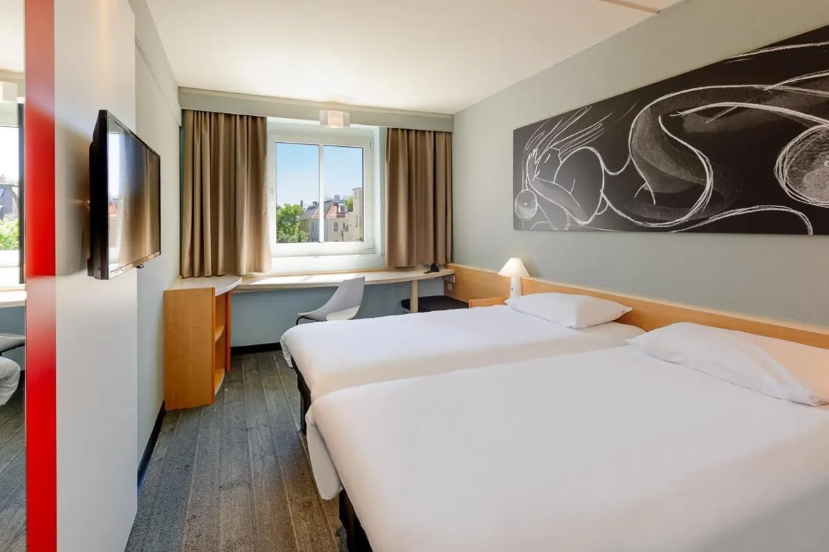 Day, Bed in ibis Augsburg Koenigsplatz