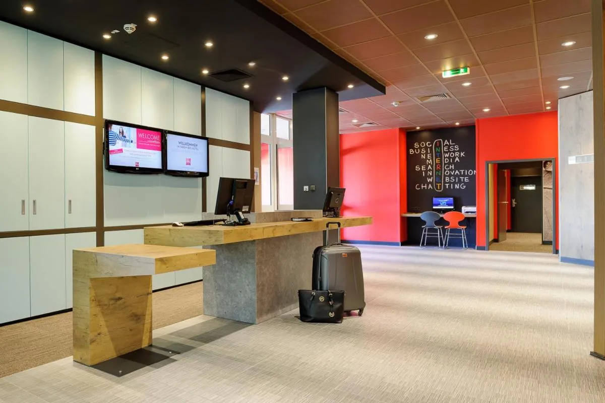 Lobby or reception in ibis Augsburg Koenigsplatz