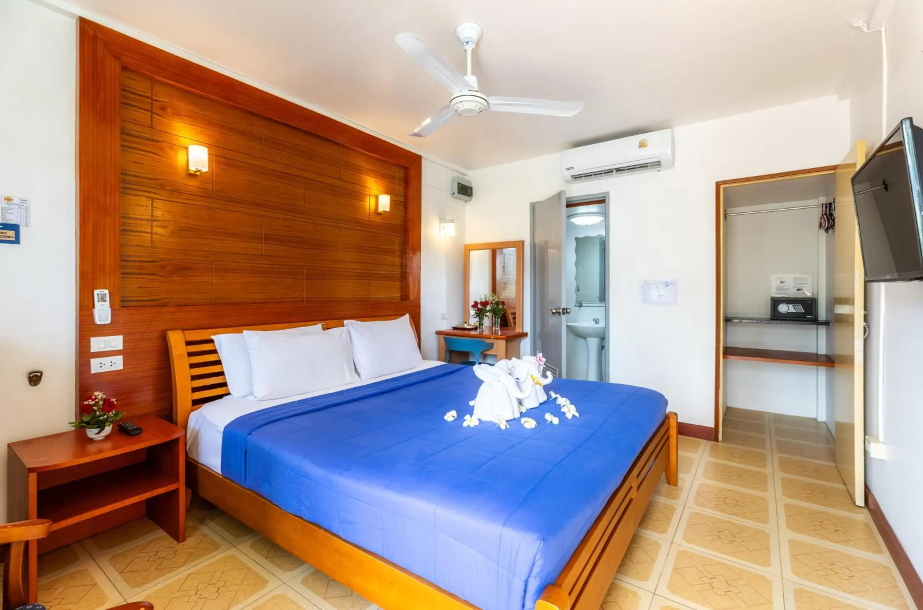 Bed in The Expat Hotel Patong Bed in The Expat Hotel Patong