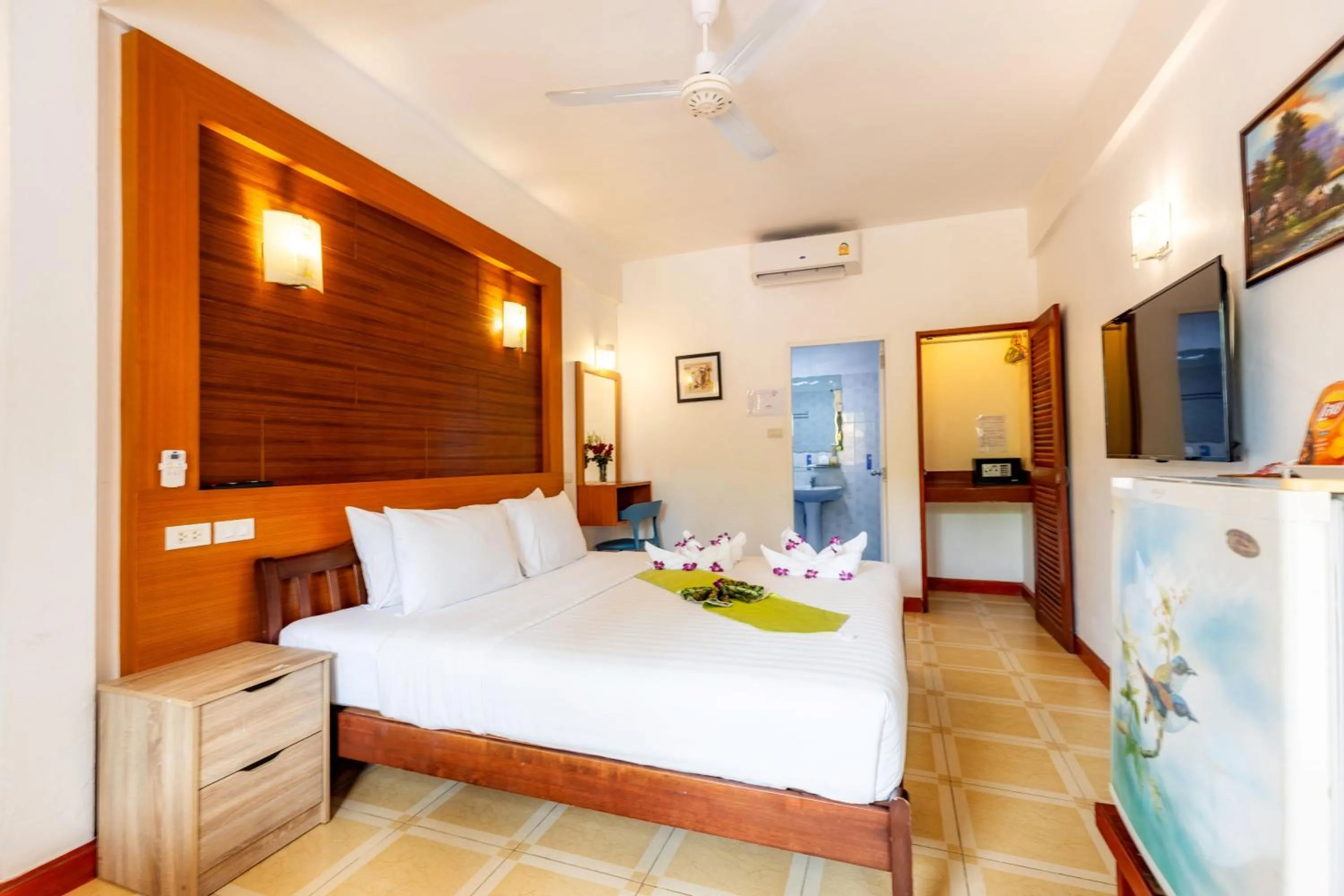 safe, Bed in The Expat Hotel Patong