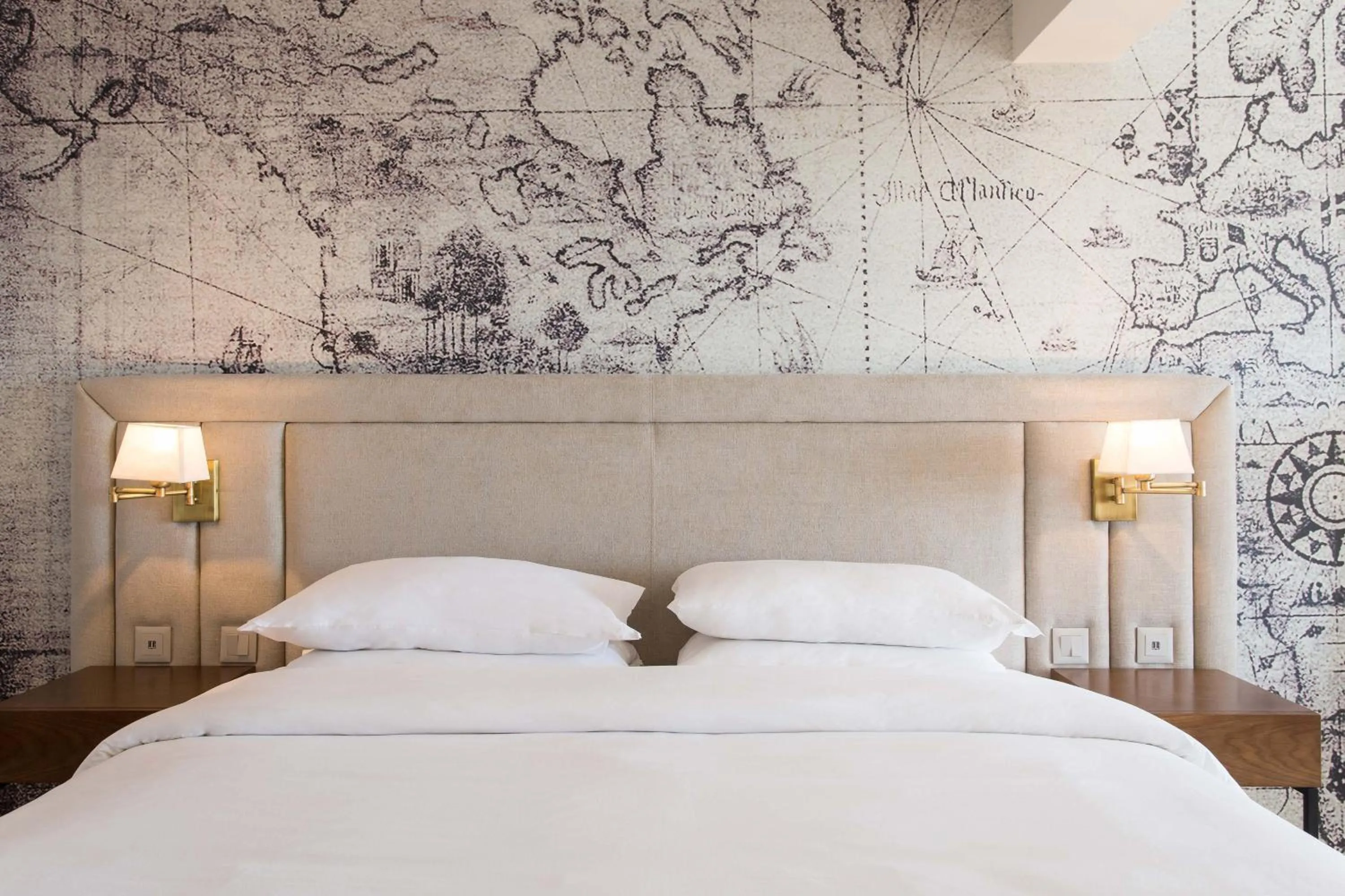 Photo of the whole room, Bed in Four Points by Sheraton Sesimbra