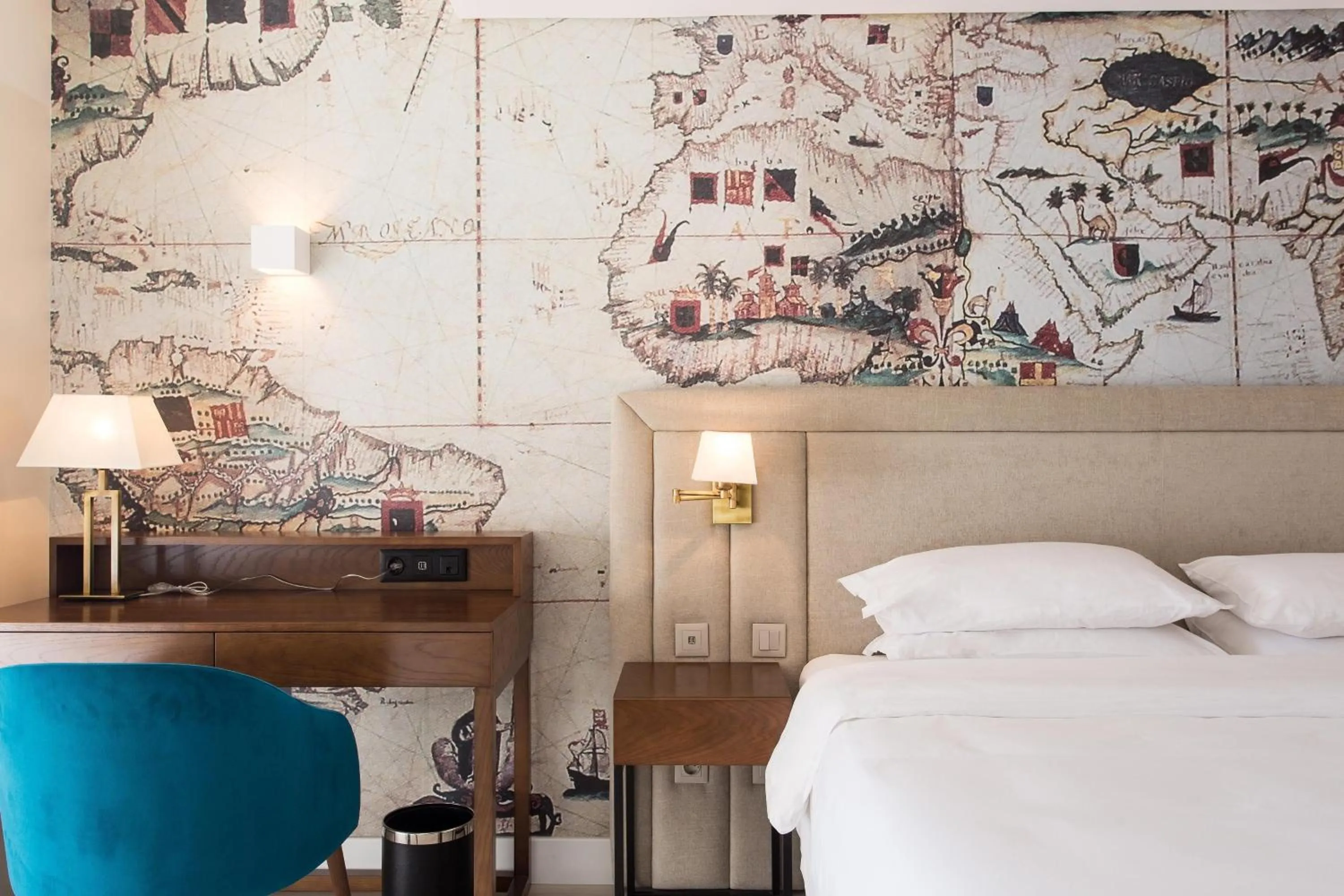 Photo of the whole room, Bed in Four Points by Sheraton Sesimbra