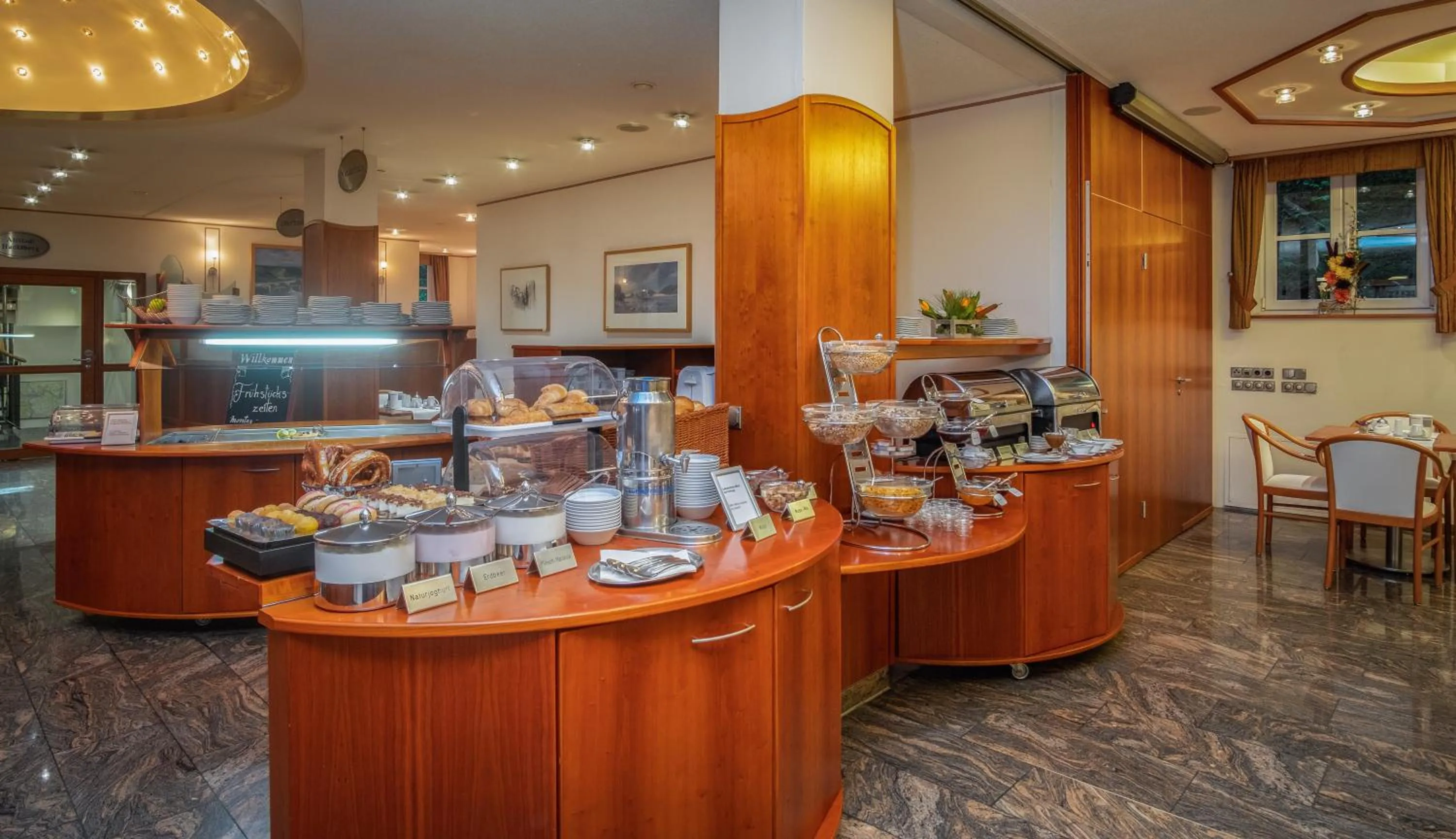 Restaurant/places to eat in Hotel Atrium Garni