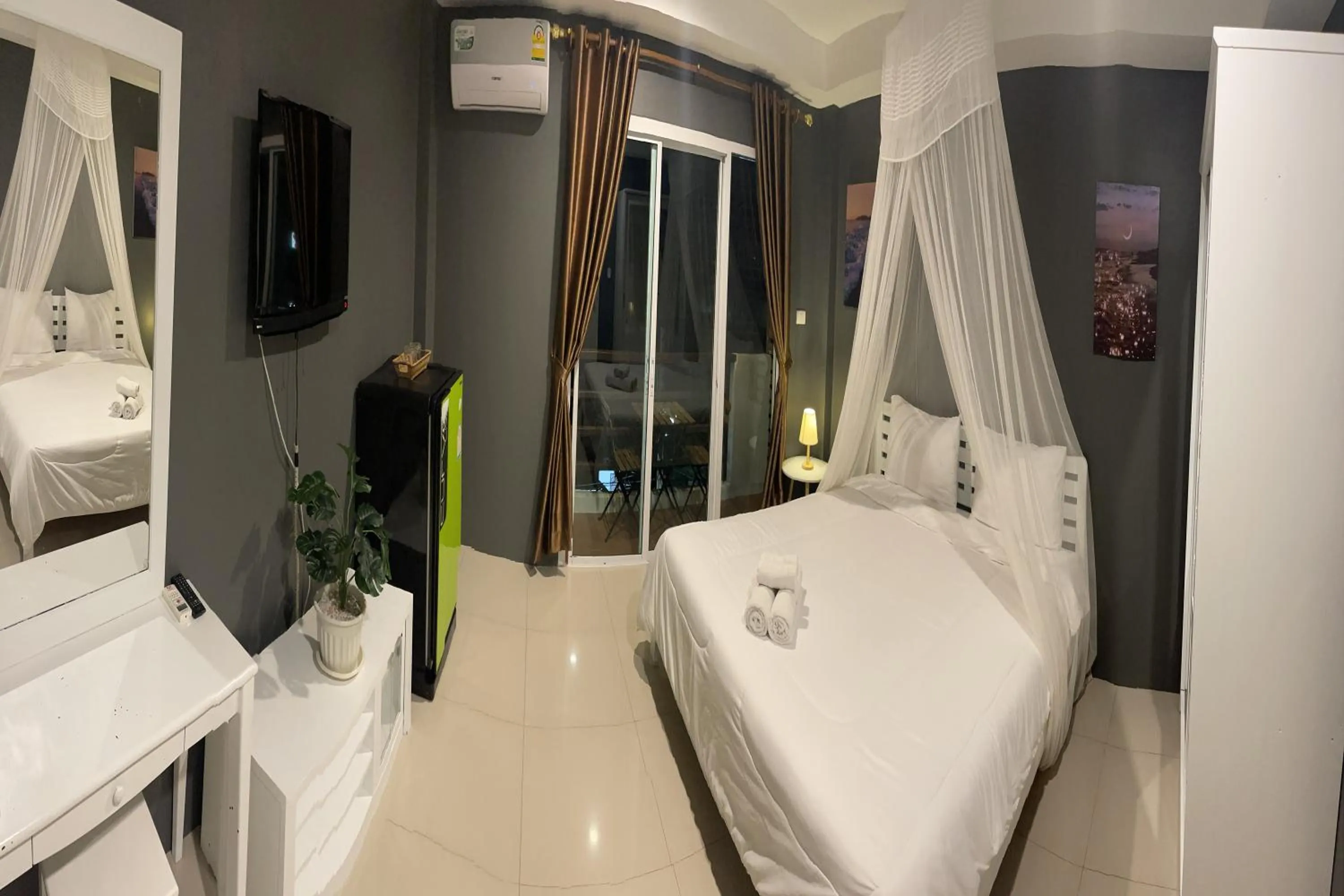 Photo of the whole room, Bed in Be Rich Hotel