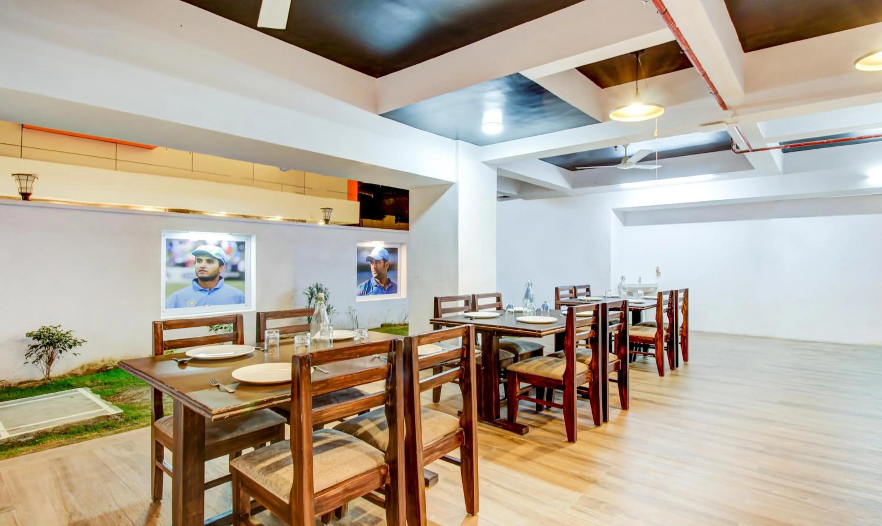 Restaurant/places to eat in Treebo The Pavilion, Railway Station