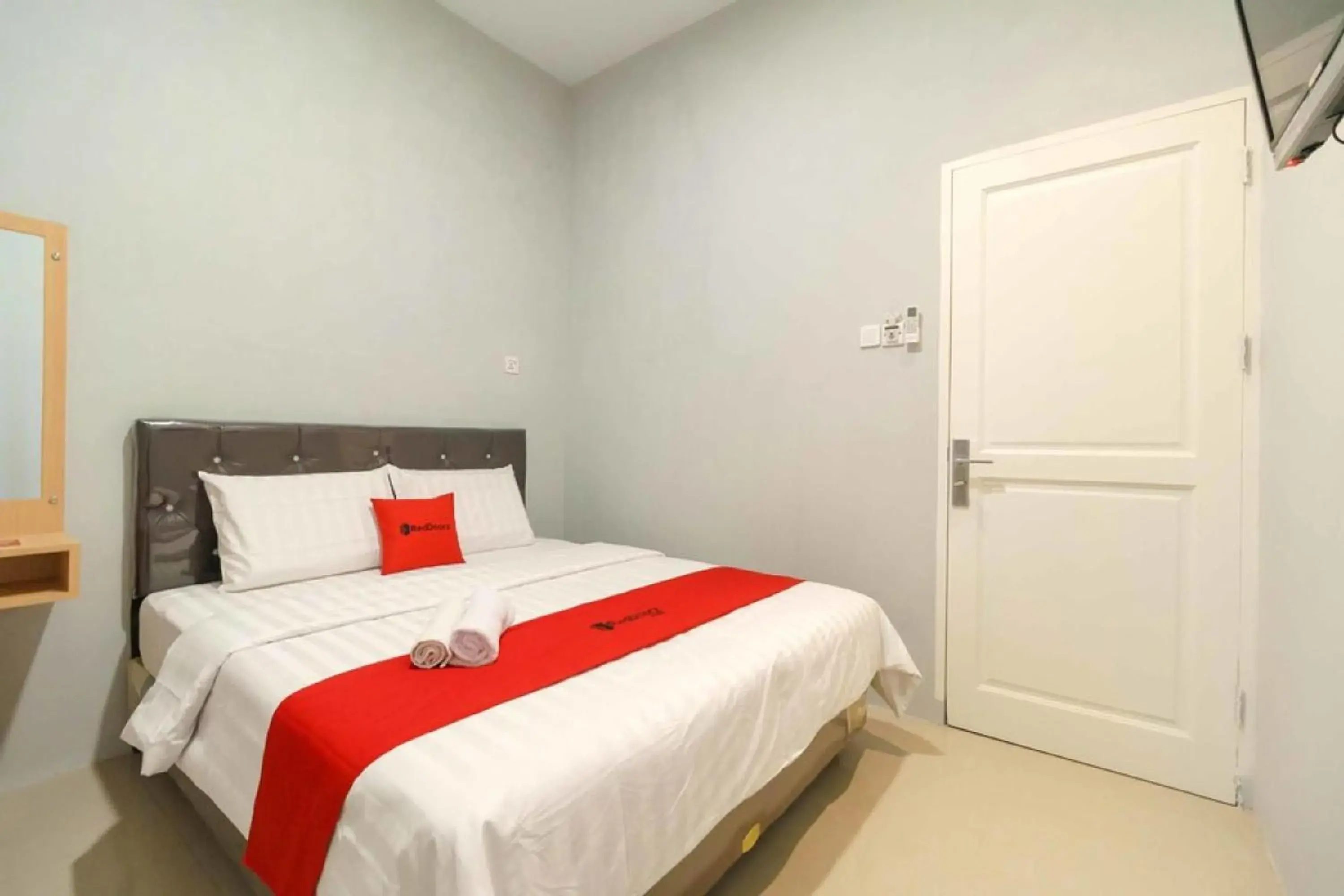 Bedroom, Bed in RedDoorz @ Helvetia Medan 2 Bedroom, Bed in RedDoorz @ Helvetia Medan 2