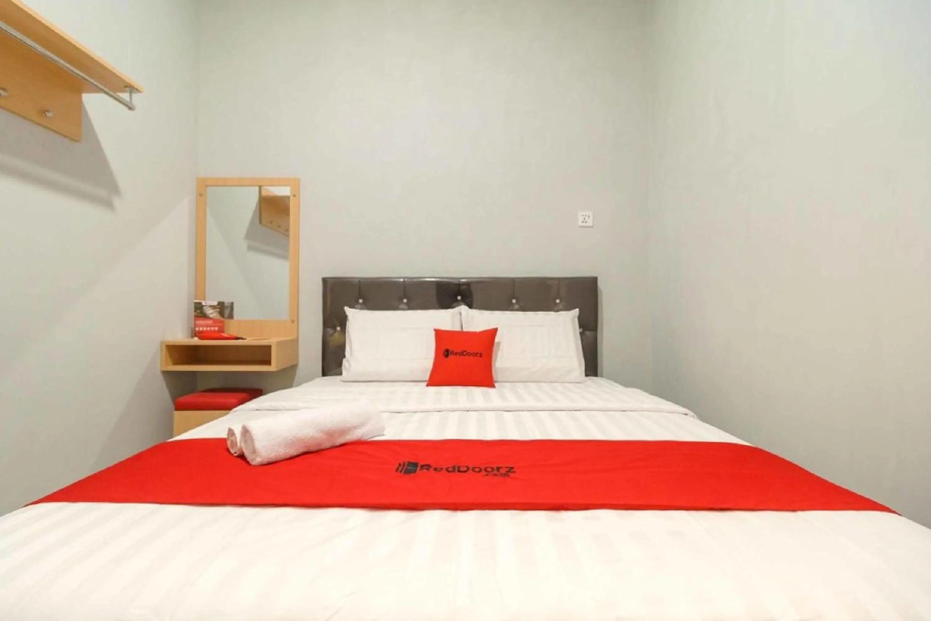 Bedroom, Bed in RedDoorz @ Helvetia Medan 2