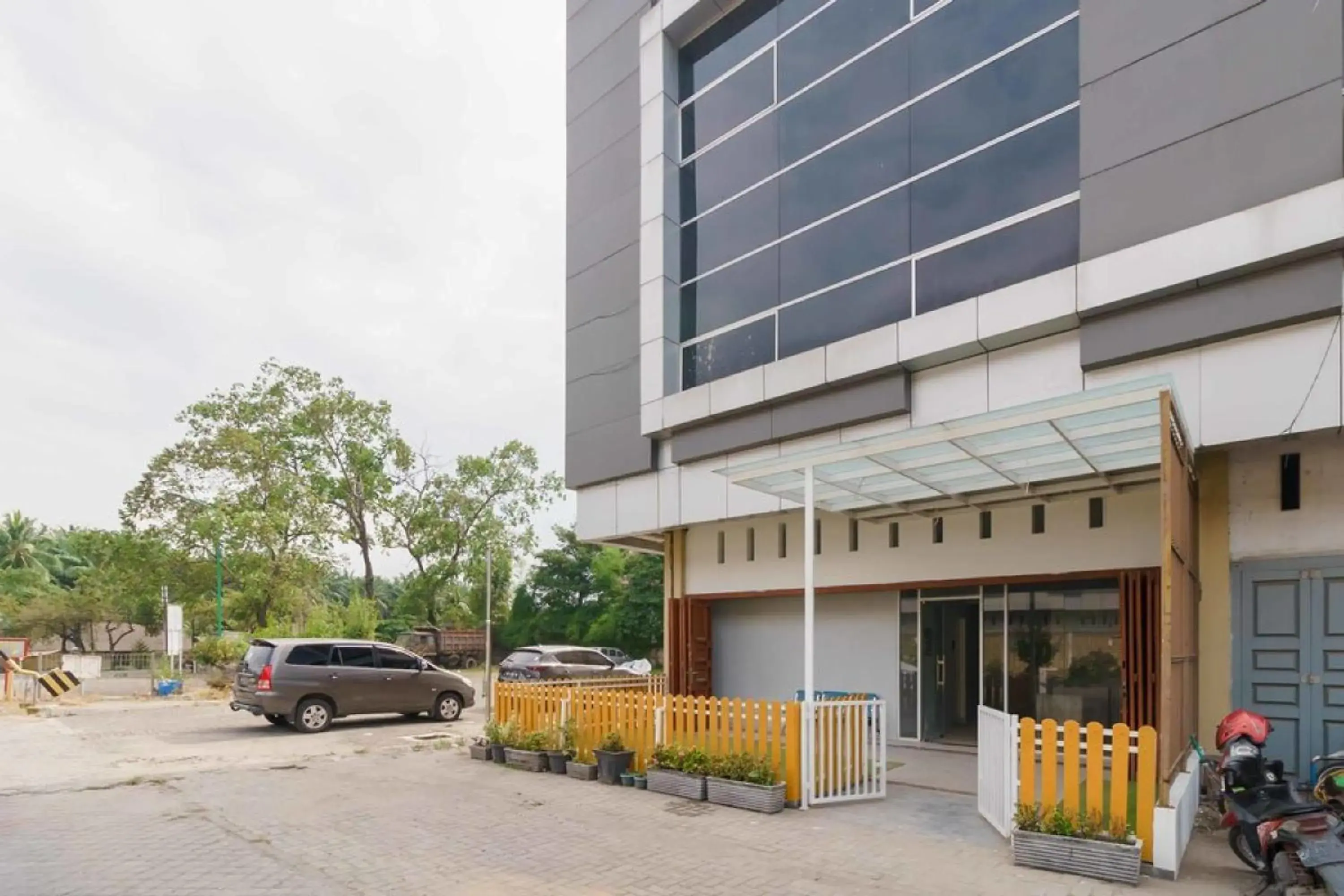 Facade/entrance in RedDoorz @ Helvetia Medan 2 Facade/entrance in RedDoorz @ Helvetia Medan 2